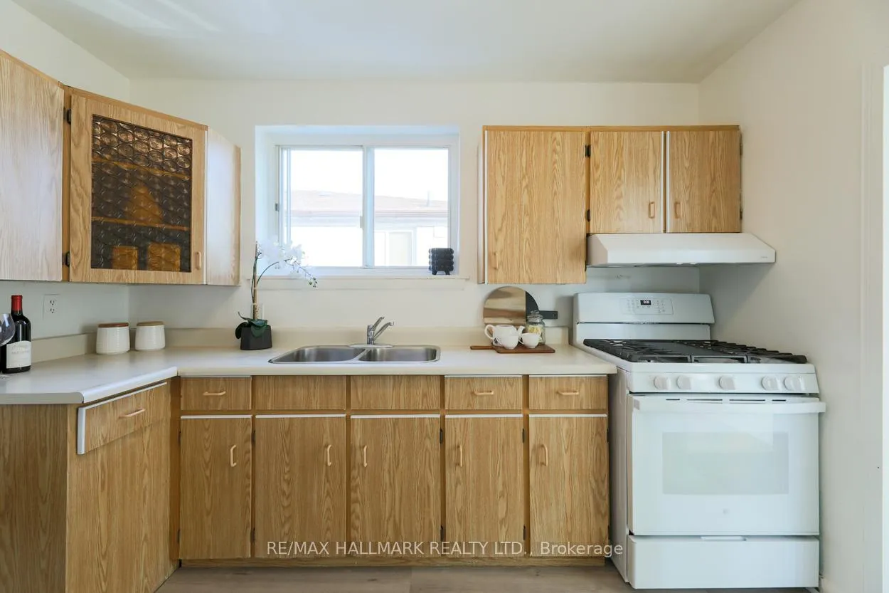 Photo 3 of 152 Santamonica Boulevard, Scarborough, Clairlea-Birchmount — HOMEH
