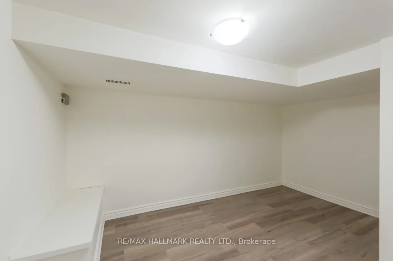 Photo 19 of 152 Santamonica Boulevard, Scarborough, Clairlea-Birchmount — HOMEH