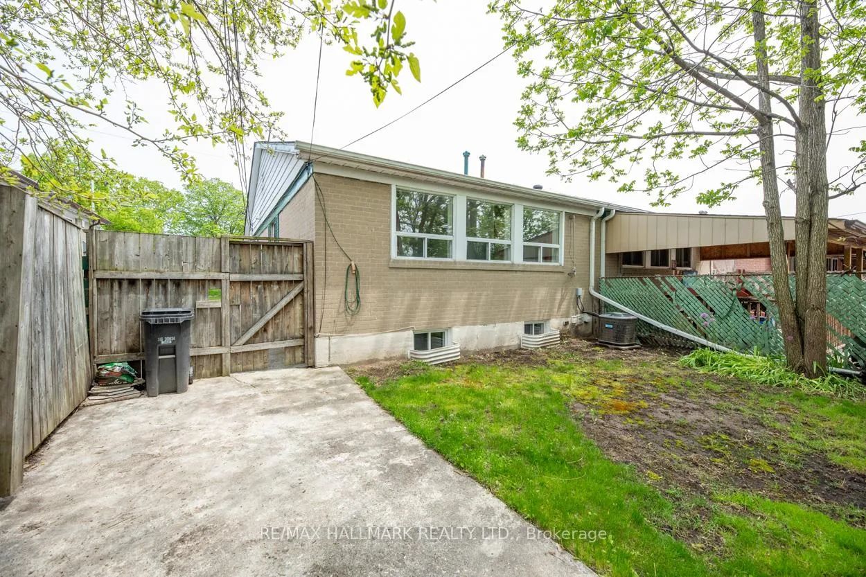 Photo 22 of 152 Santamonica Boulevard, Scarborough, Clairlea-Birchmount — HOMEH