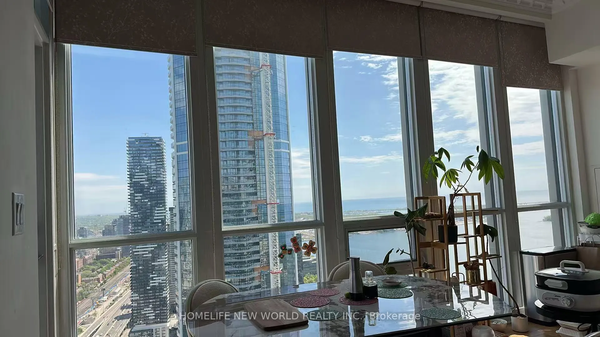 Photo 5 of Unit 5303, 16 Harbour Street, Toronto, Waterfront Communities — HOMEH