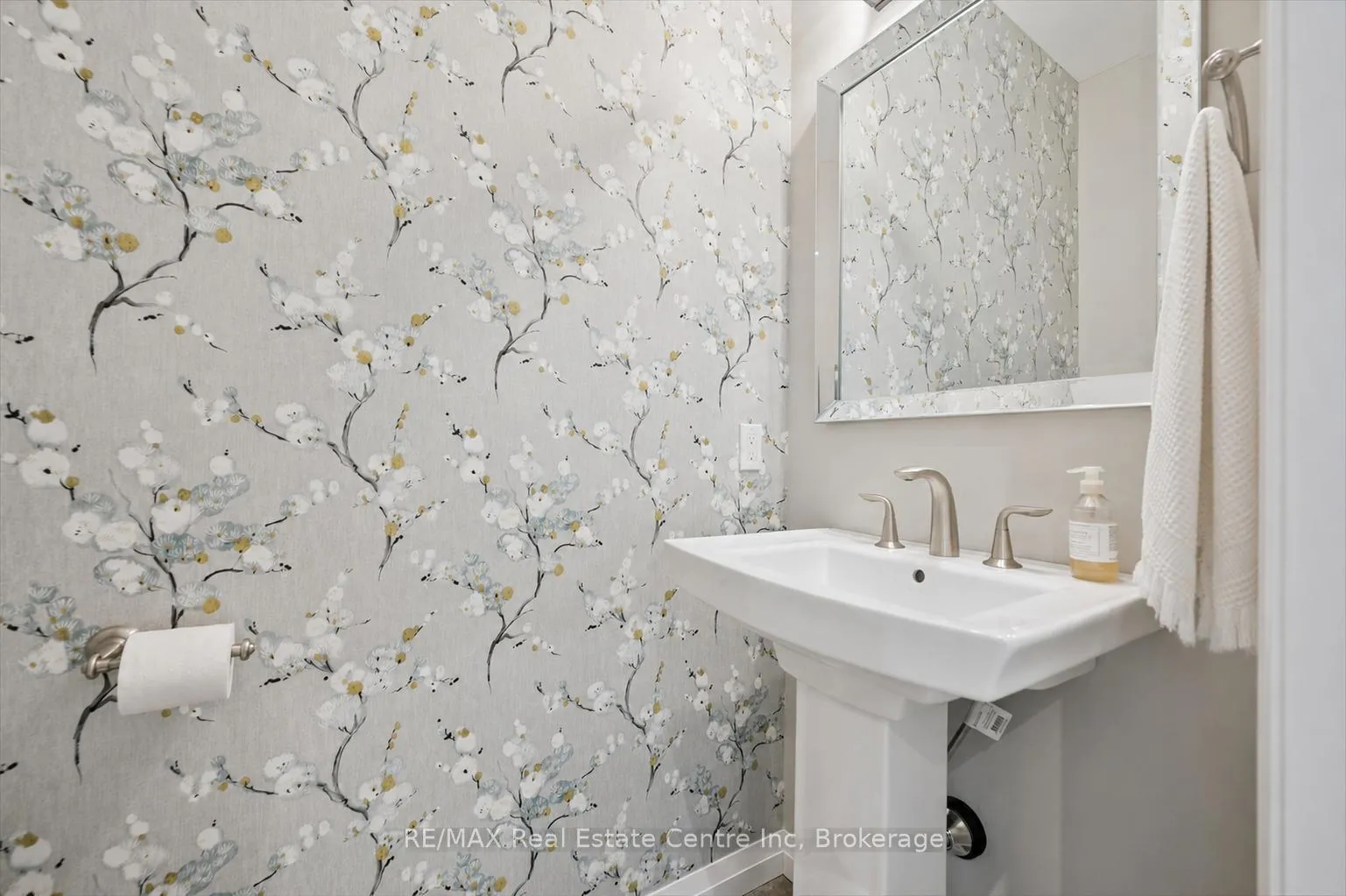 Photo 16 of 10 Craighead Drive, Centre Wellington, Fergus — HOMEH