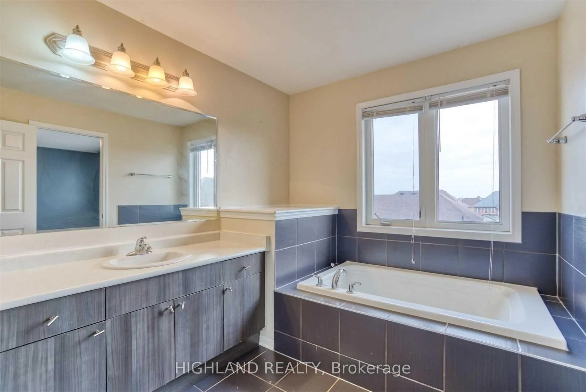 Photo 38 of 268 Ruhl Drive, Milton, Willmott — HOMEH