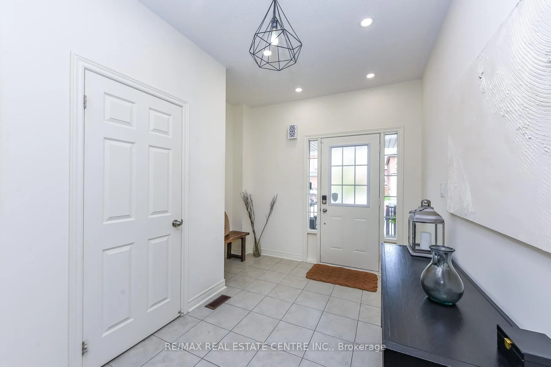 Photo 4 of 610 Bessborough Drive W, Milton, Harrison — HOMEH