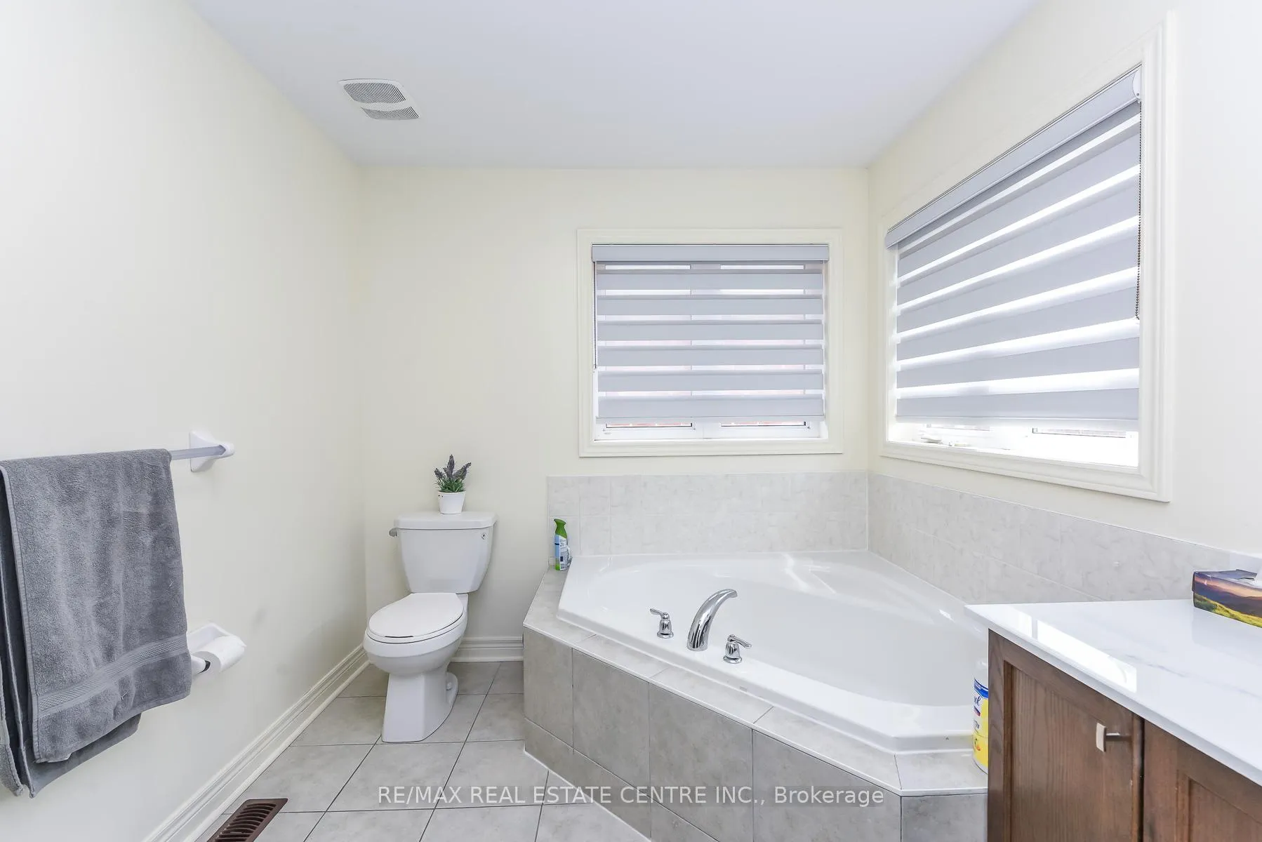 Photo 37 of 610 Bessborough Drive W, Milton, Harrison — HOMEH