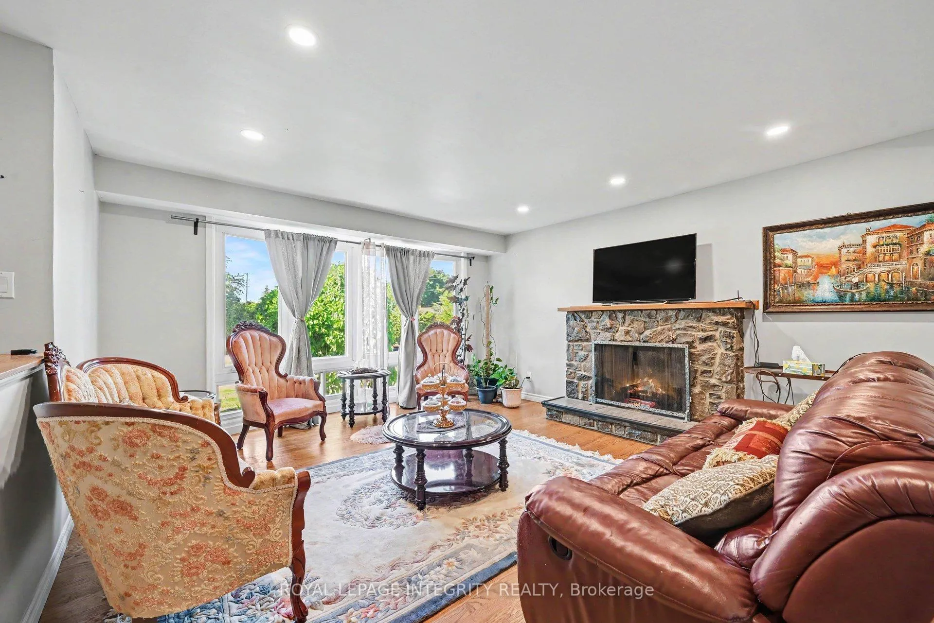 Photo 6 of 104 Viewmount Drive, Ottawa, Meadowlands/Crestview — HOMEH