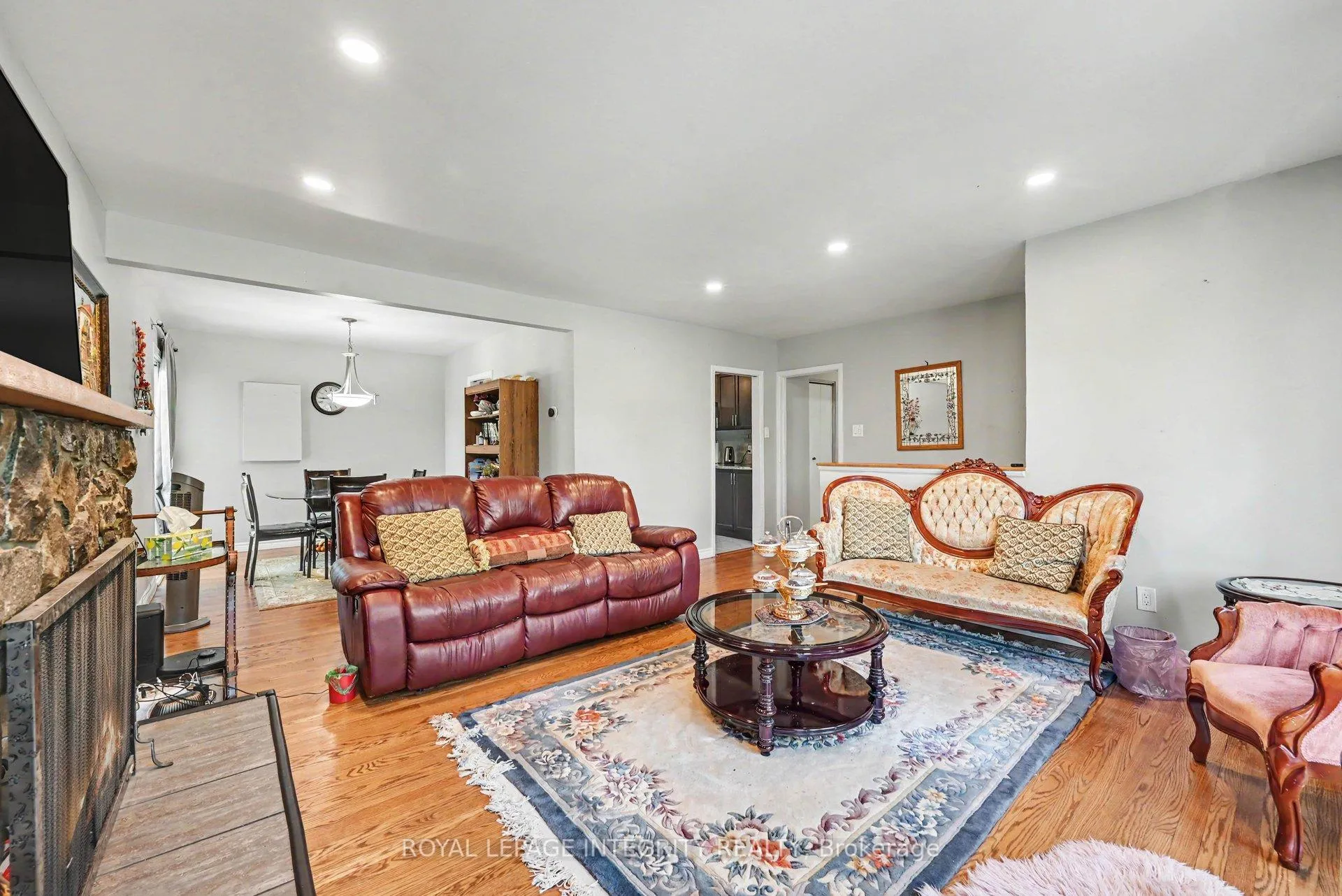 Photo 7 of 104 Viewmount Drive, Ottawa, Meadowlands/Crestview — HOMEH