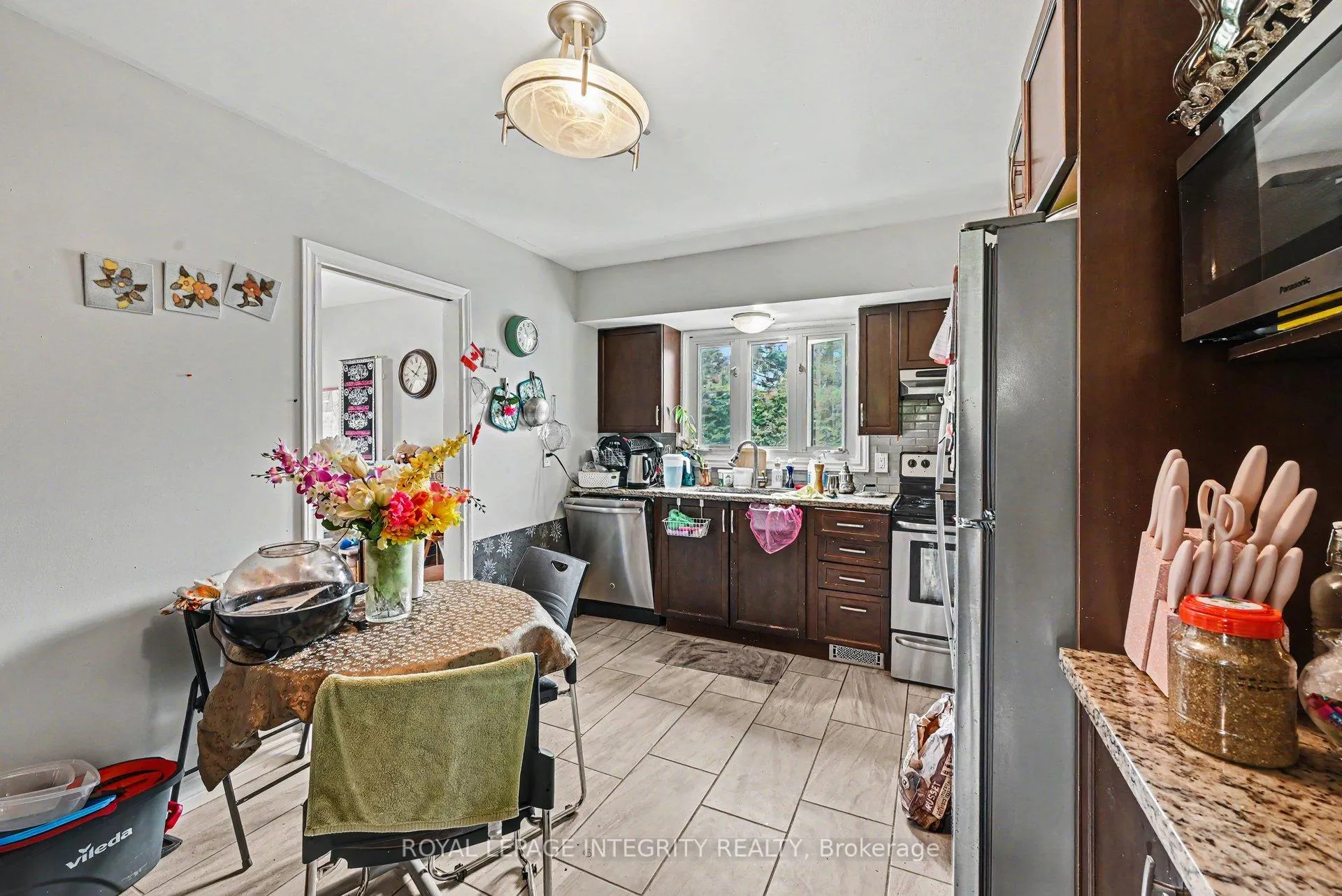 Photo 12 of 104 Viewmount Drive, Ottawa, Meadowlands/Crestview — HOMEH