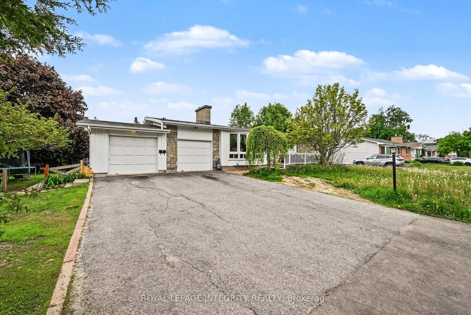 Photo 3 of 104 Viewmount Drive, Ottawa, Meadowlands/Crestview — HOMEH