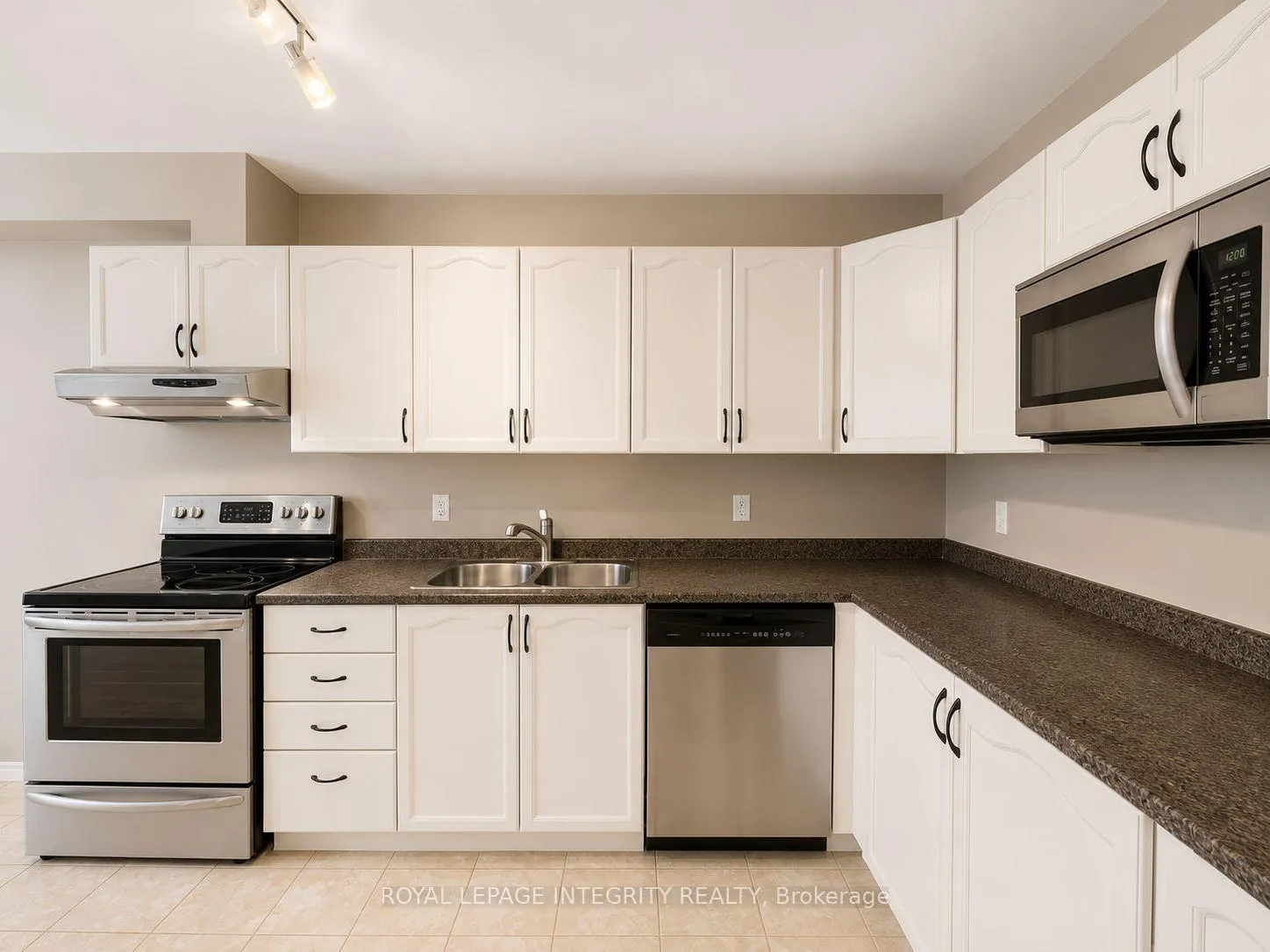 Photo 9 of 12 Kimbolton Crescent, Ottawa, Kanata - Morgan's Grant/South March — HOMEH