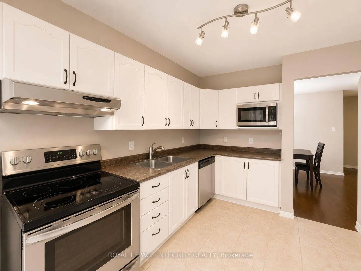 Photo 10 of 12 Kimbolton Crescent, Ottawa, Kanata - Morgan's Grant/South March — HOMEH