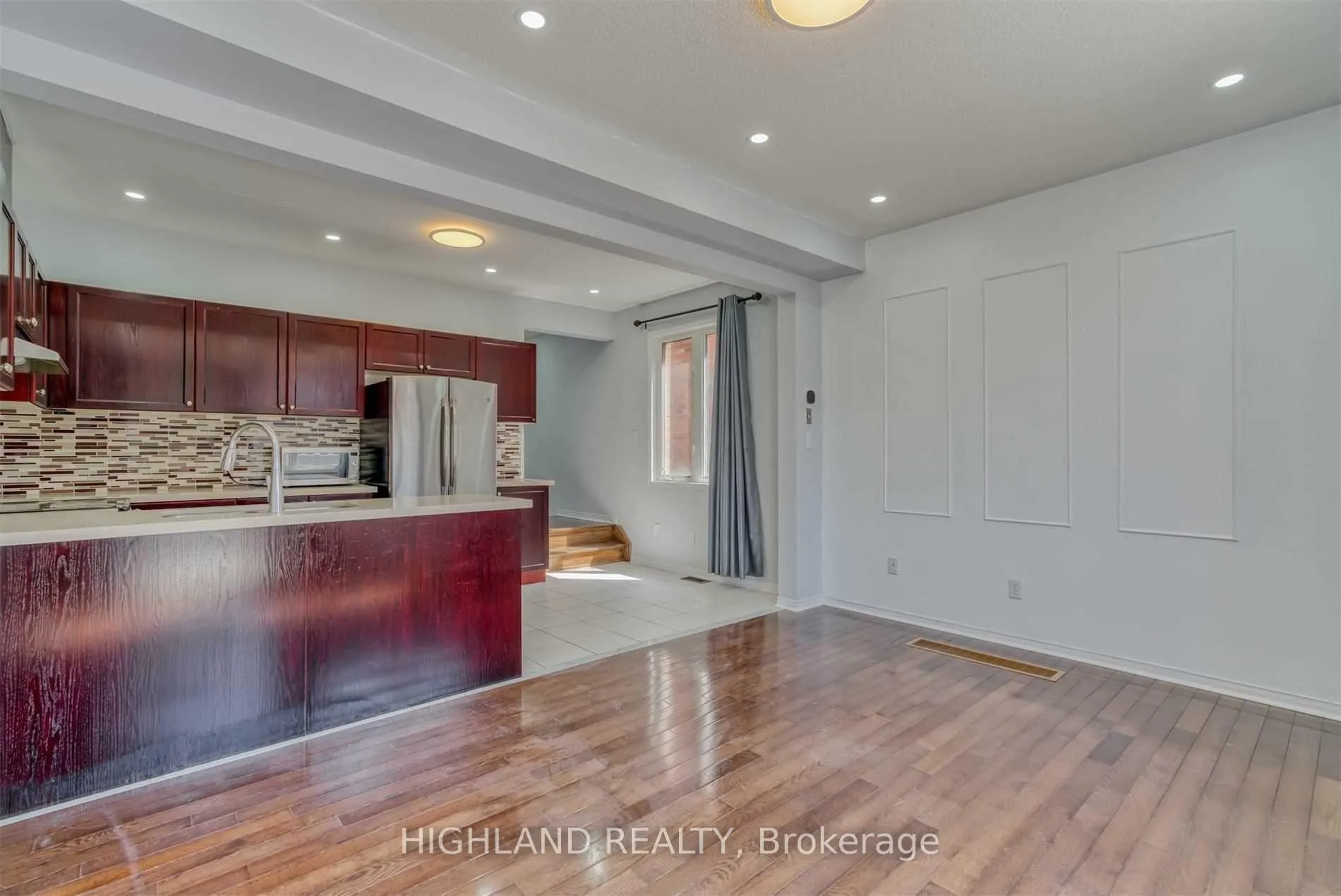 Photo 2 of 763 Millworks Crescent, Mississauga, East Credit — HOMEH