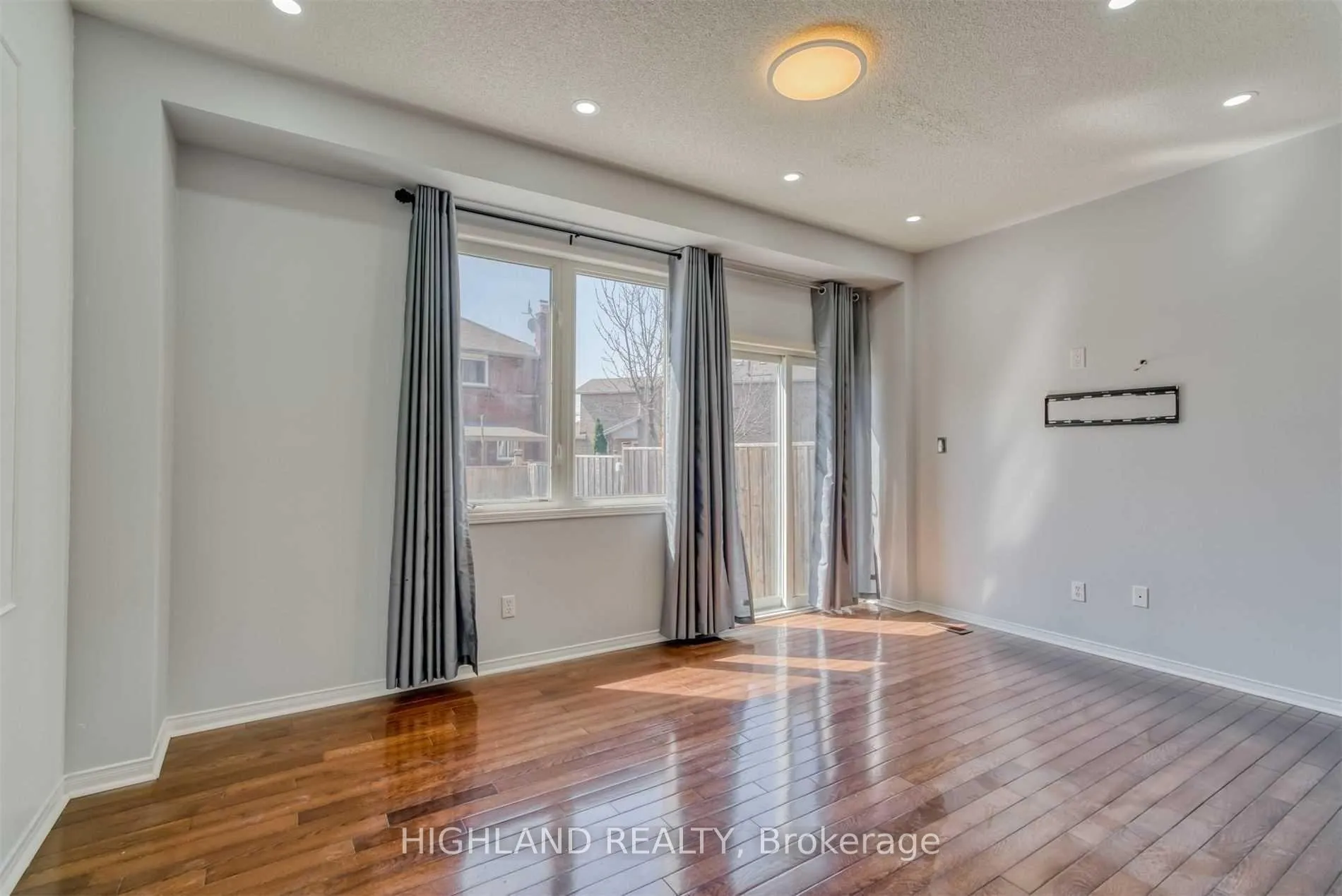 Photo 3 of 763 Millworks Crescent, Mississauga, East Credit — HOMEH