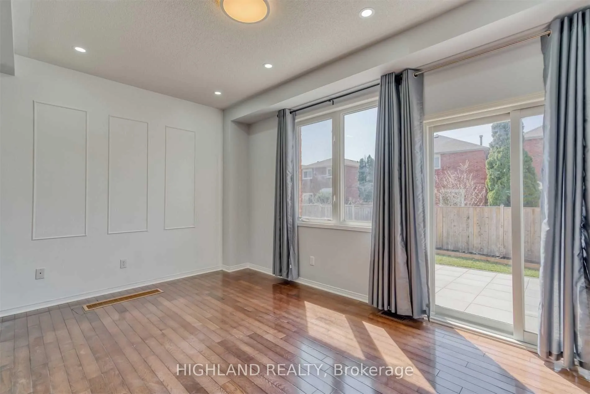 Photo 4 of 763 Millworks Crescent, Mississauga, East Credit — HOMEH