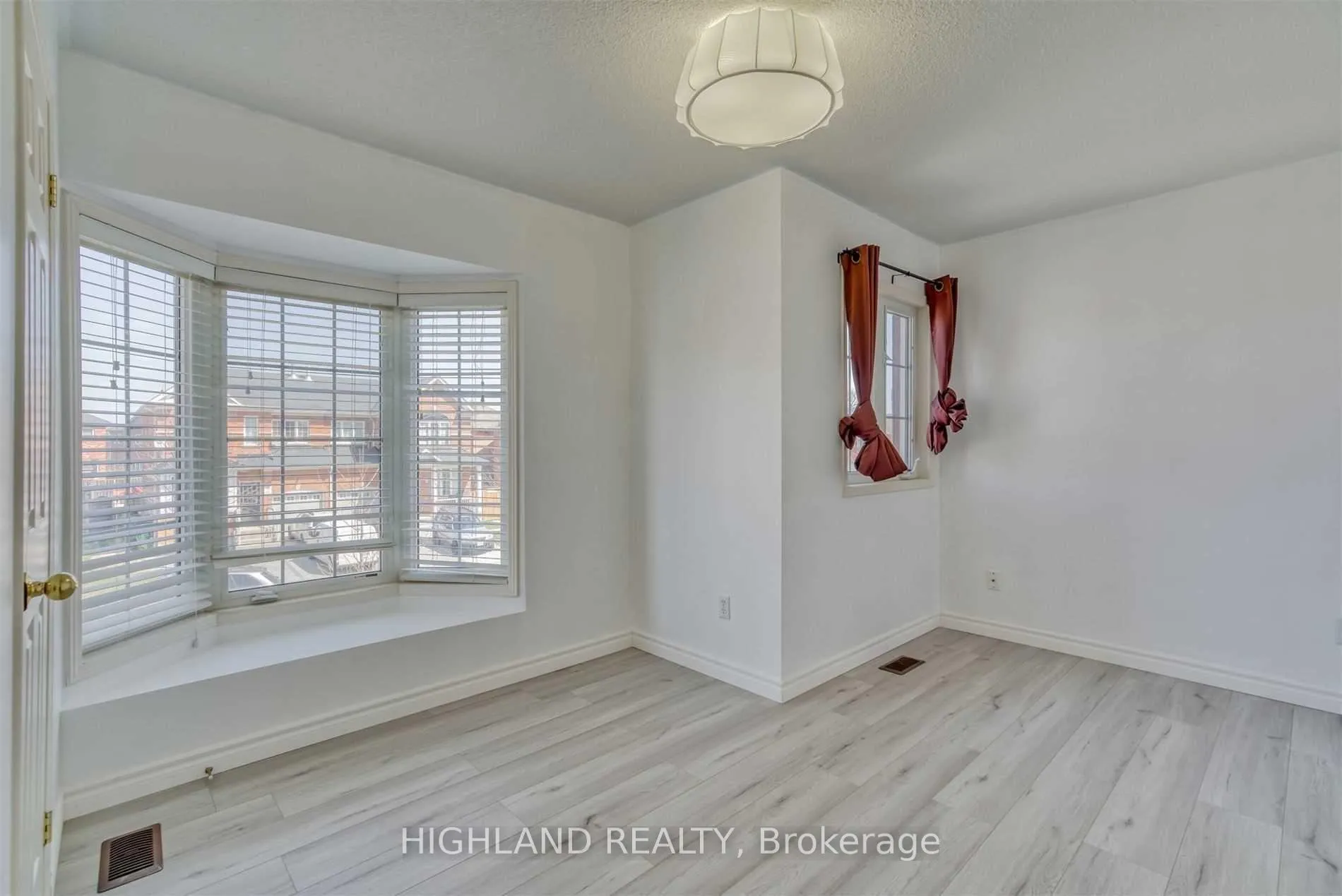 Photo 7 of 763 Millworks Crescent, Mississauga, East Credit — HOMEH
