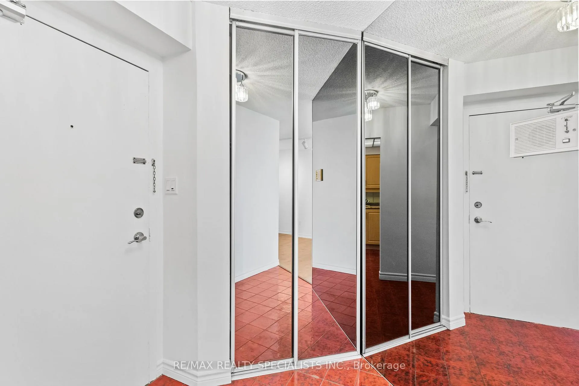 Photo 3 of Unit 1205, 330 Dixon Road, Etobicoke, Kingsview Village-The Westway — HOMEH