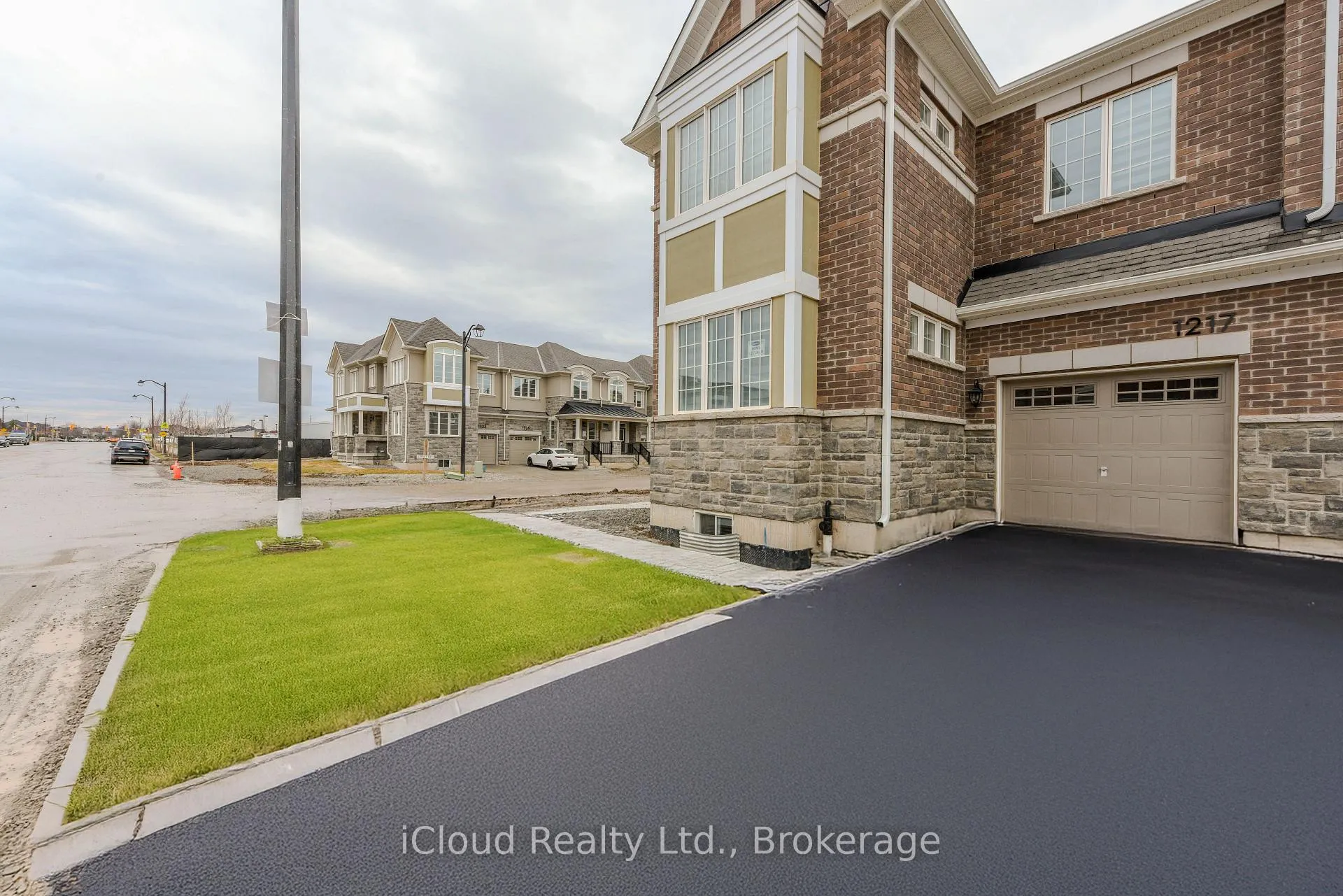 Photo 3 of 1217 Ferguson Drive, Milton, Bowes — HOMEH