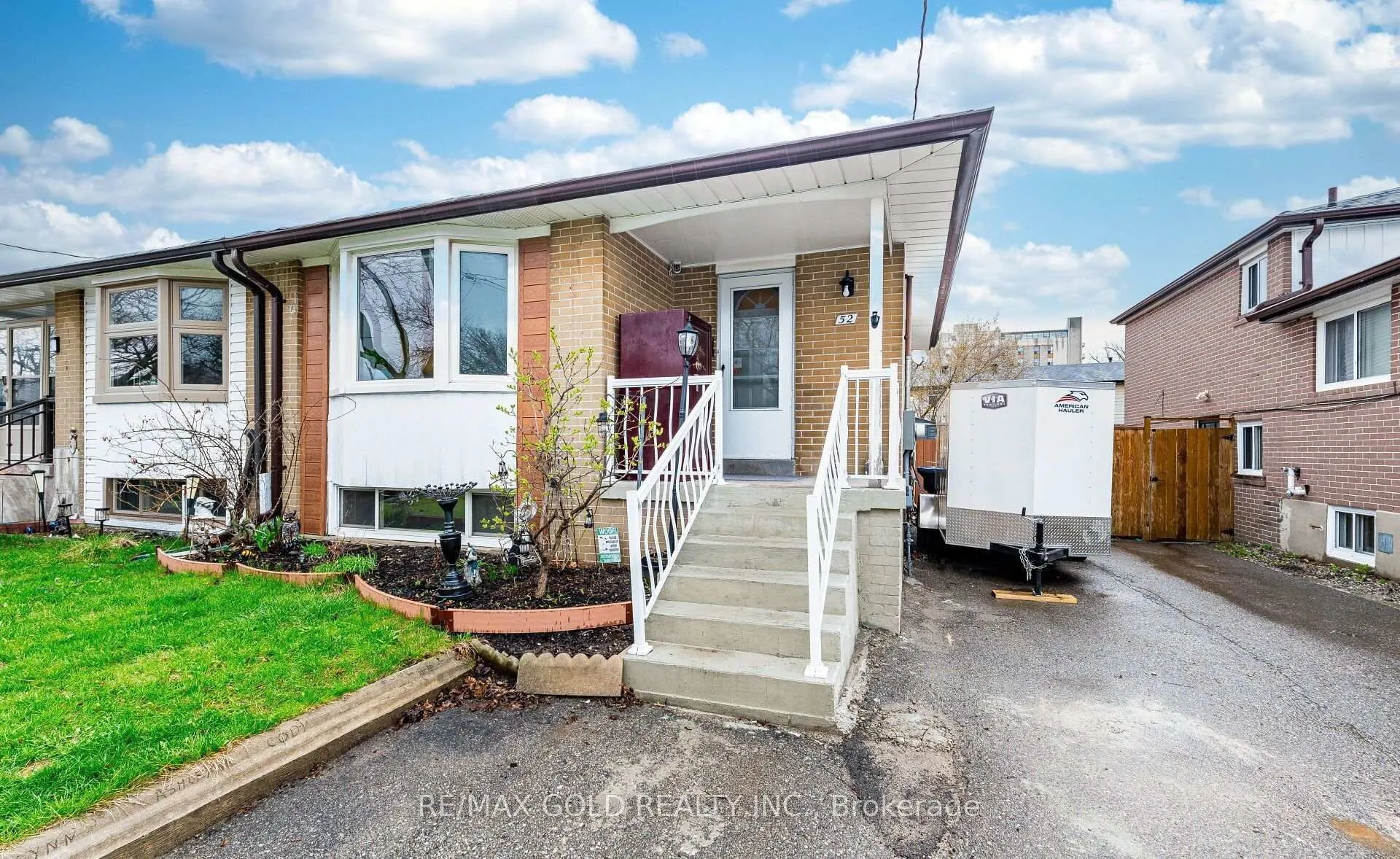 Photo 2 of 52 Garfield Crescent, Brampton, Brampton North — HOMEH