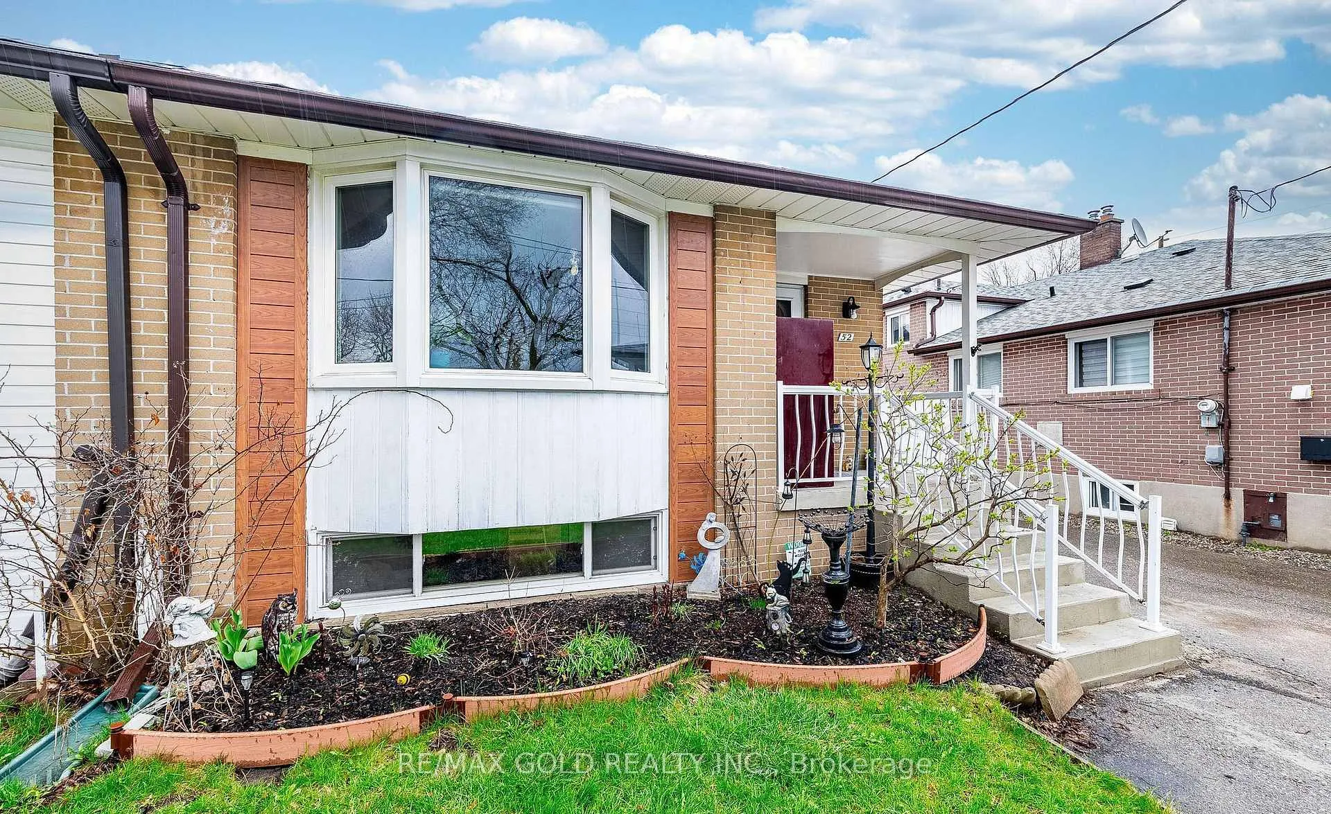 Photo 3 of 52 Garfield Crescent, Brampton, Brampton North — HOMEH