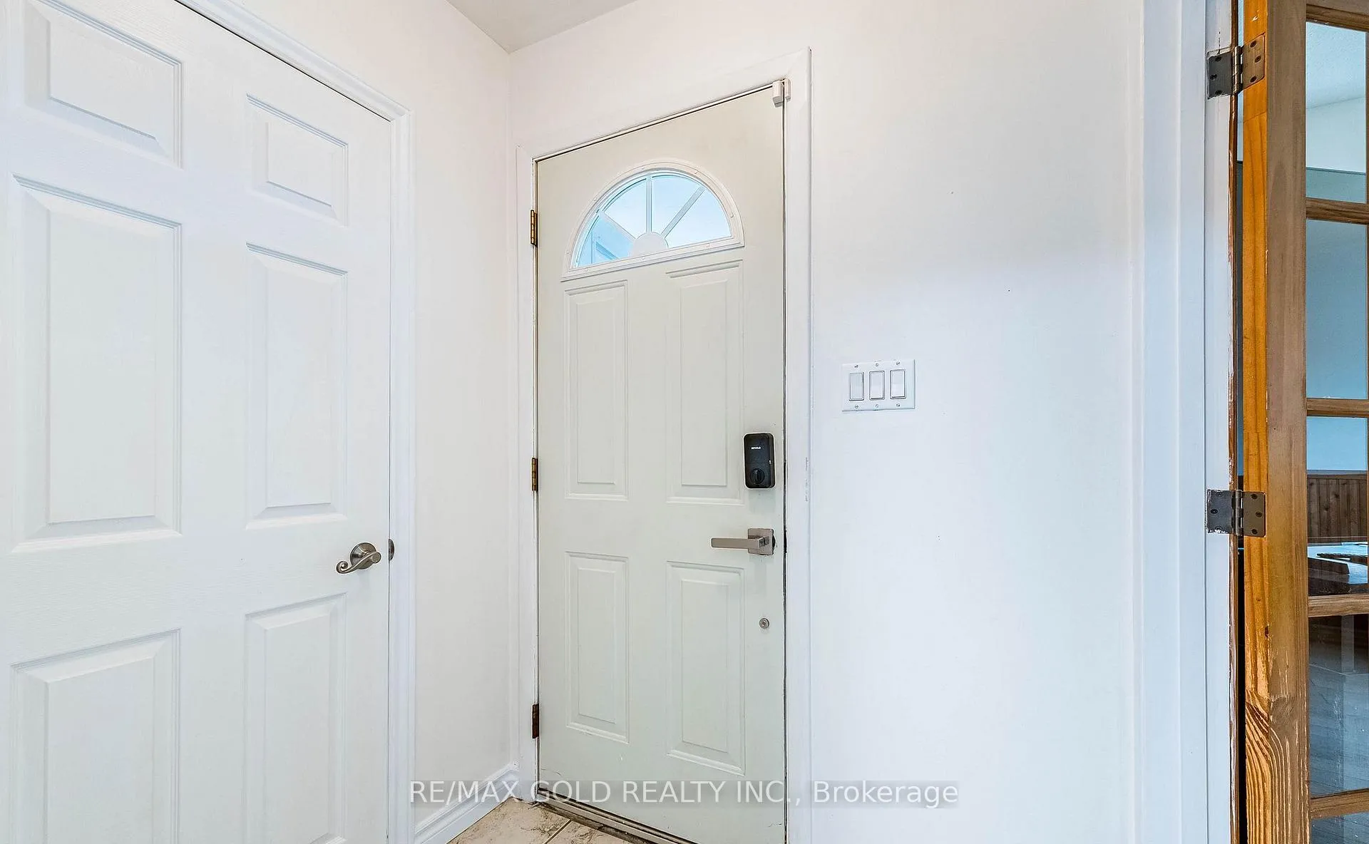 Photo 4 of 52 Garfield Crescent, Brampton, Brampton North — HOMEH