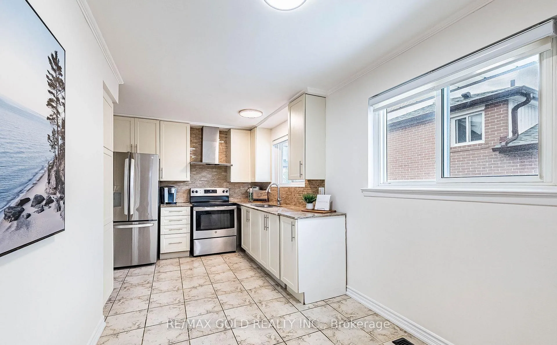 Photo 6 of 52 Garfield Crescent, Brampton, Brampton North — HOMEH