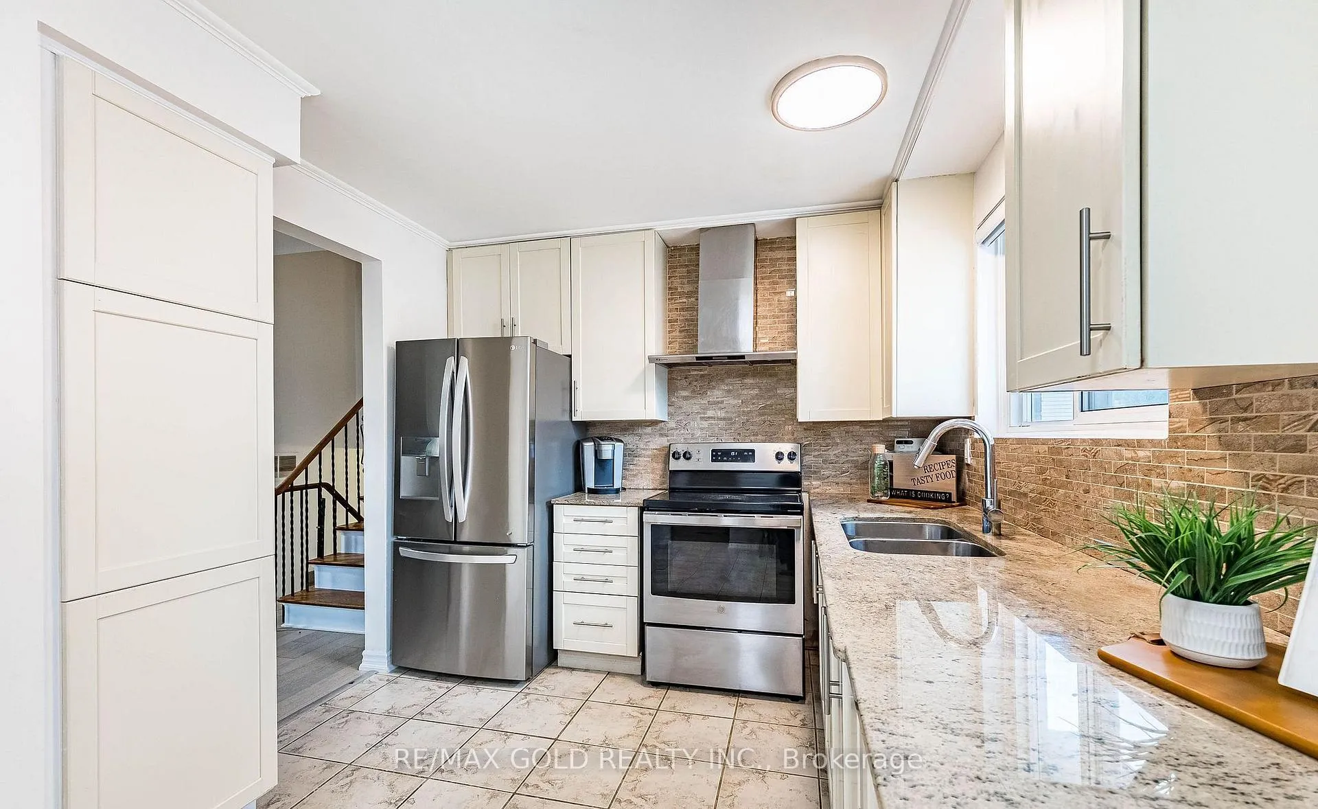 Photo 8 of 52 Garfield Crescent, Brampton, Brampton North — HOMEH