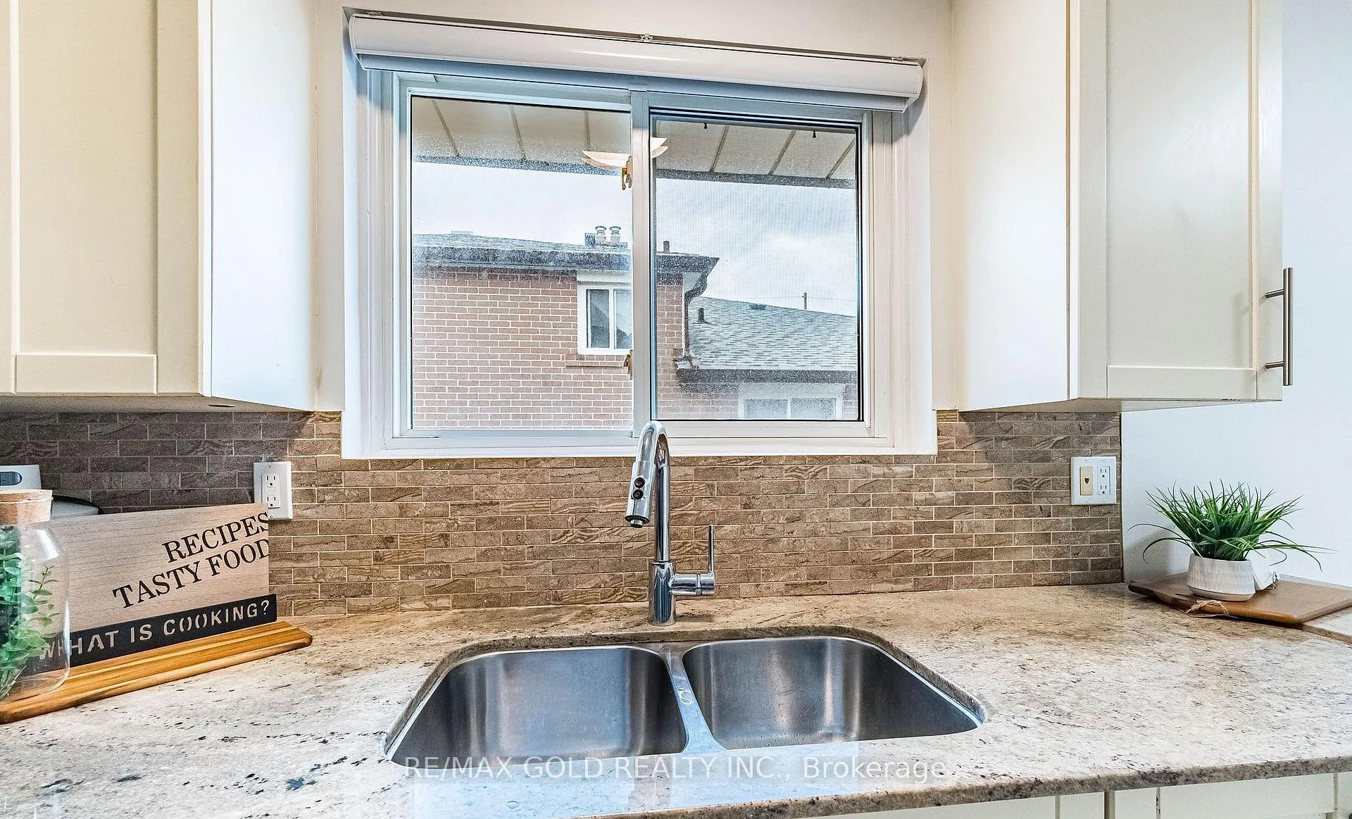 Photo 9 of 52 Garfield Crescent, Brampton, Brampton North — HOMEH