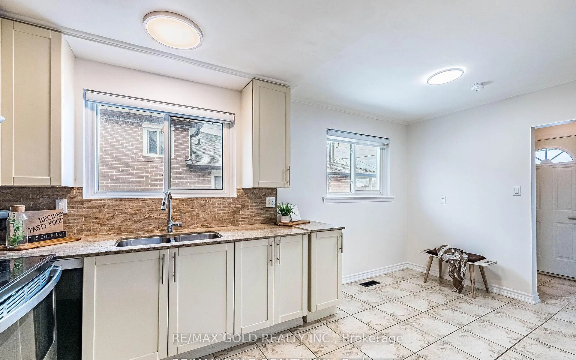 Photo 10 of 52 Garfield Crescent, Brampton, Brampton North — HOMEH