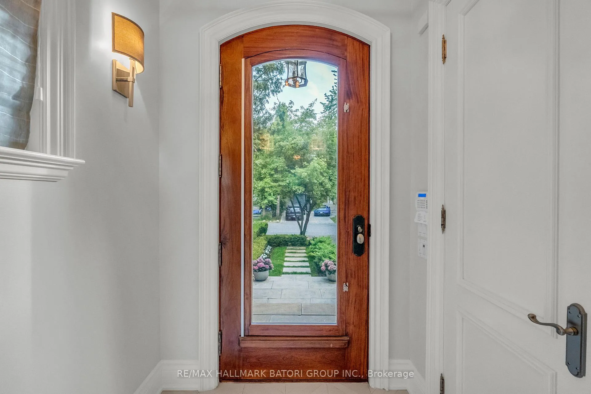 Photo 2 of 68 Otter Crescent, Toronto, Bedford Park-Nortown — HOMEH