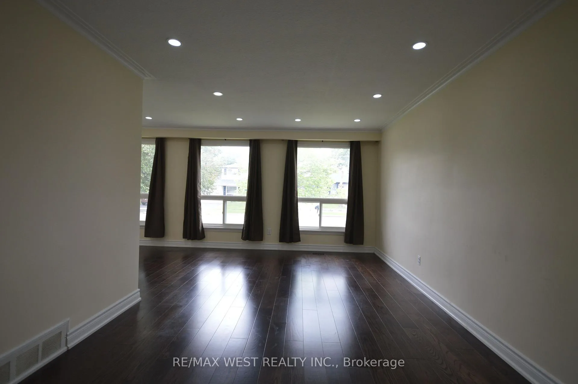 Photo 2 of 84 Kearney Drive, Etobicoke, West Humber-Clairville — HOMEH
