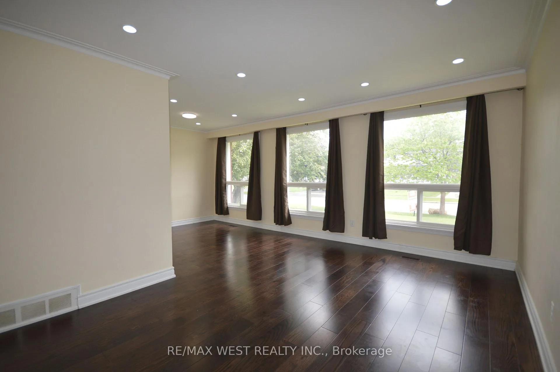 Photo 3 of 84 Kearney Drive, Etobicoke, West Humber-Clairville — HOMEH