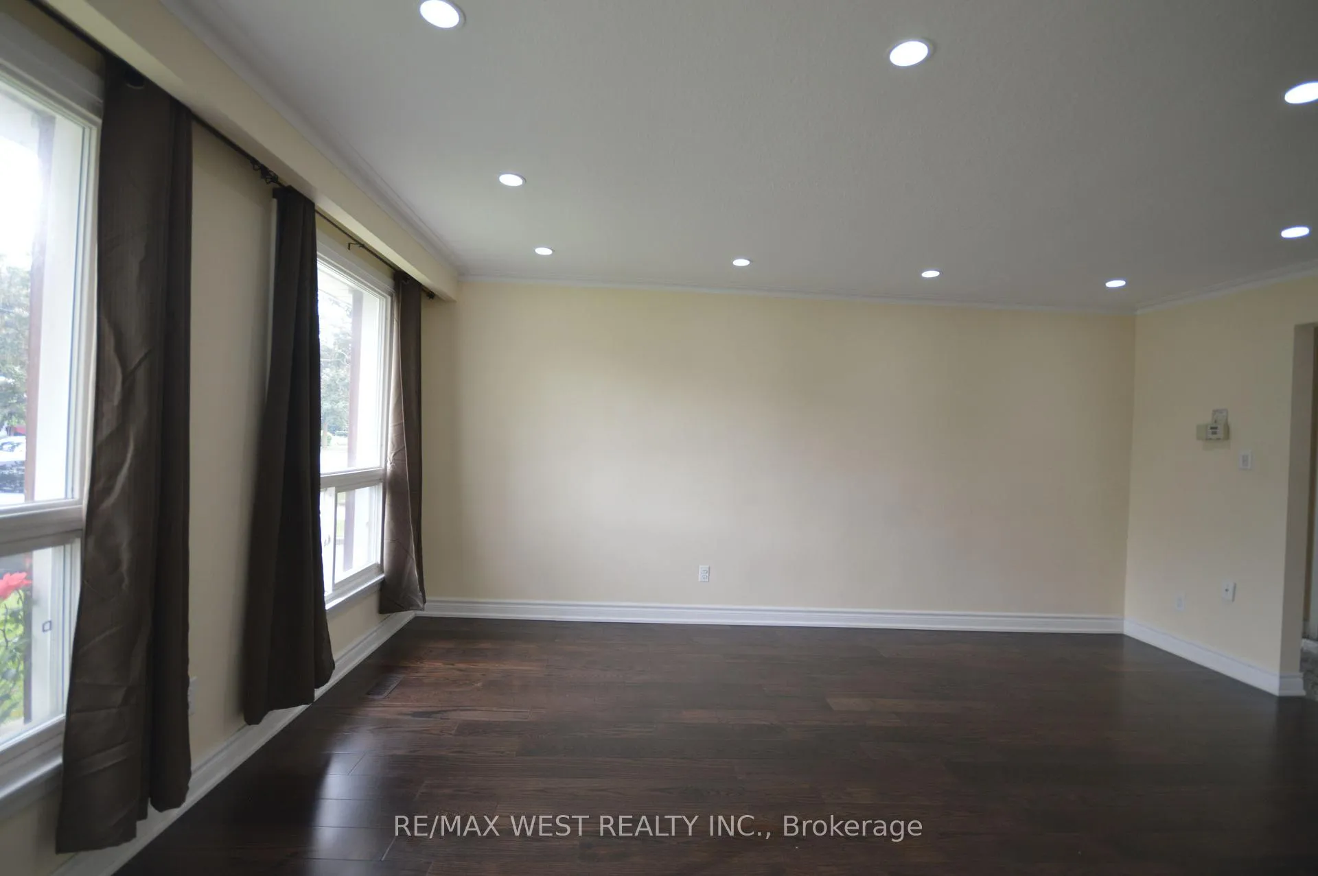 Photo 4 of 84 Kearney Drive, Etobicoke, West Humber-Clairville — HOMEH
