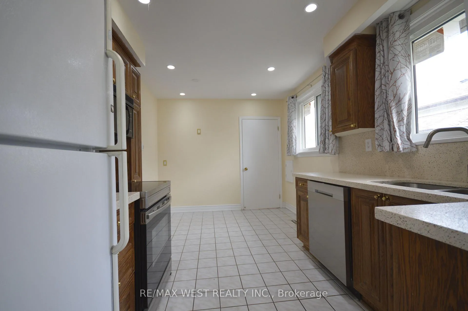 Photo 5 of 84 Kearney Drive, Etobicoke, West Humber-Clairville — HOMEH