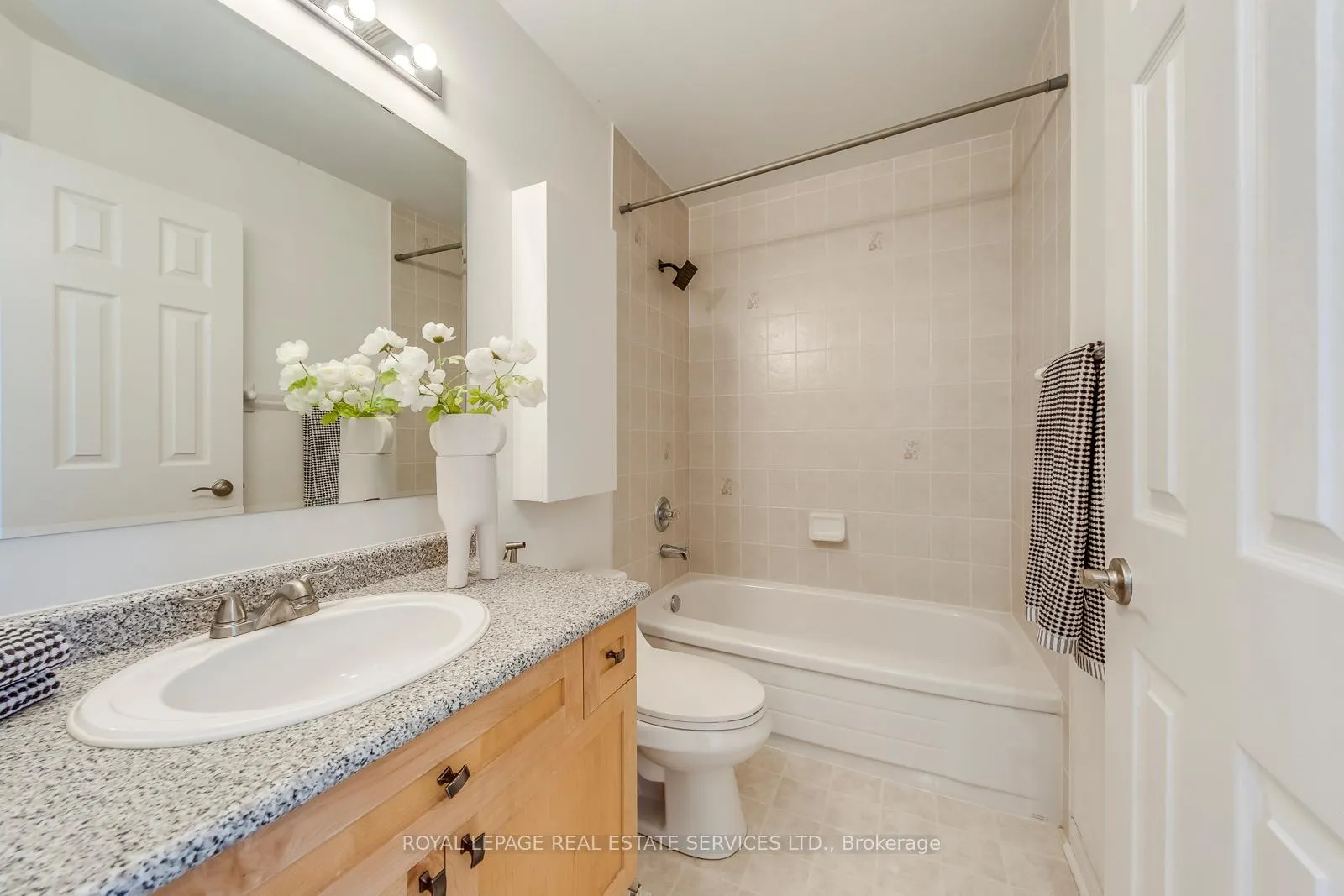 Photo 21 of 2066 Broadleaf Crescent, Burlington, Uptown — HOMEH