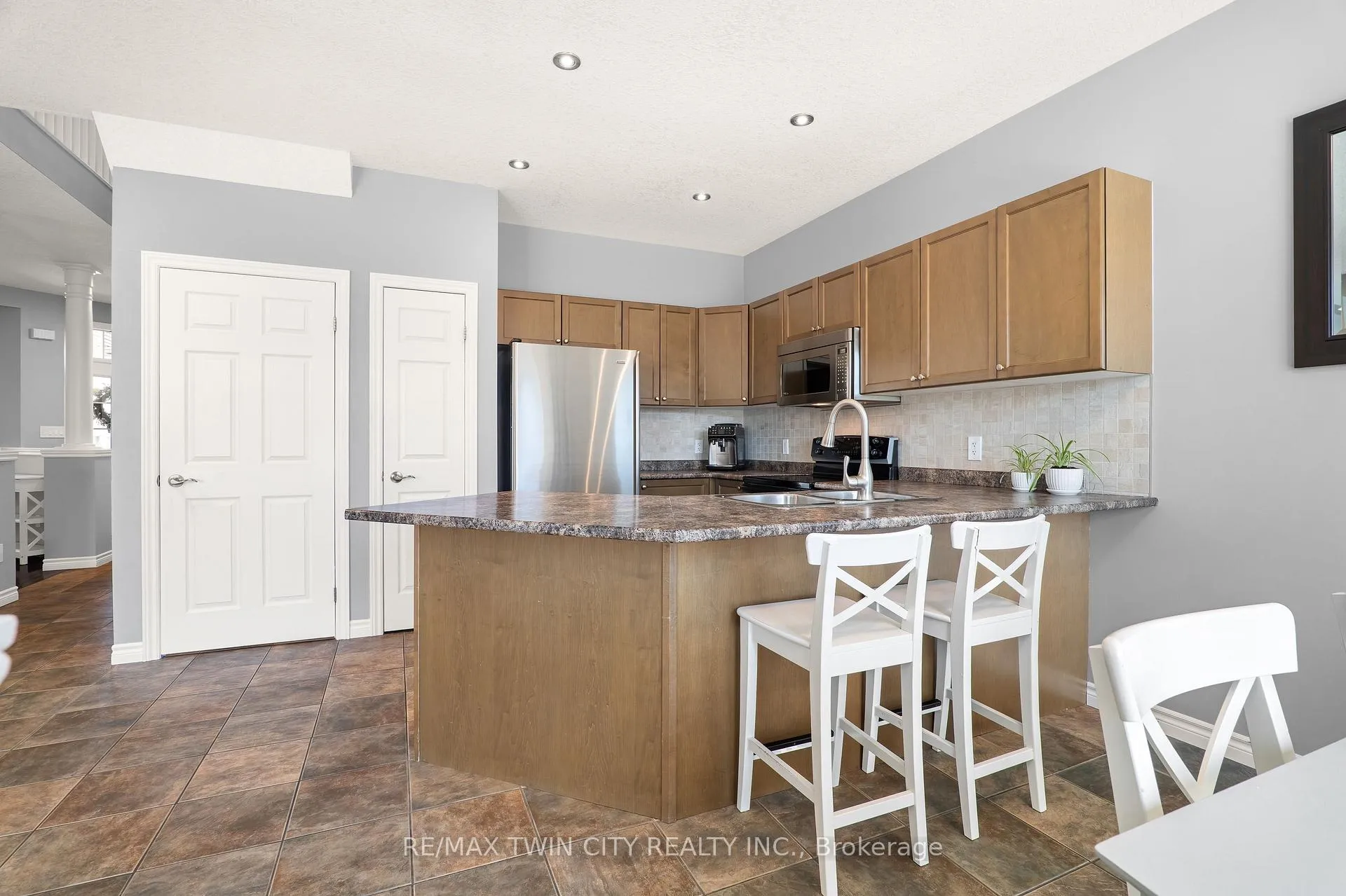 Photo 8 of 100 Pebblecreek Drive, Kitchener — HOMEH