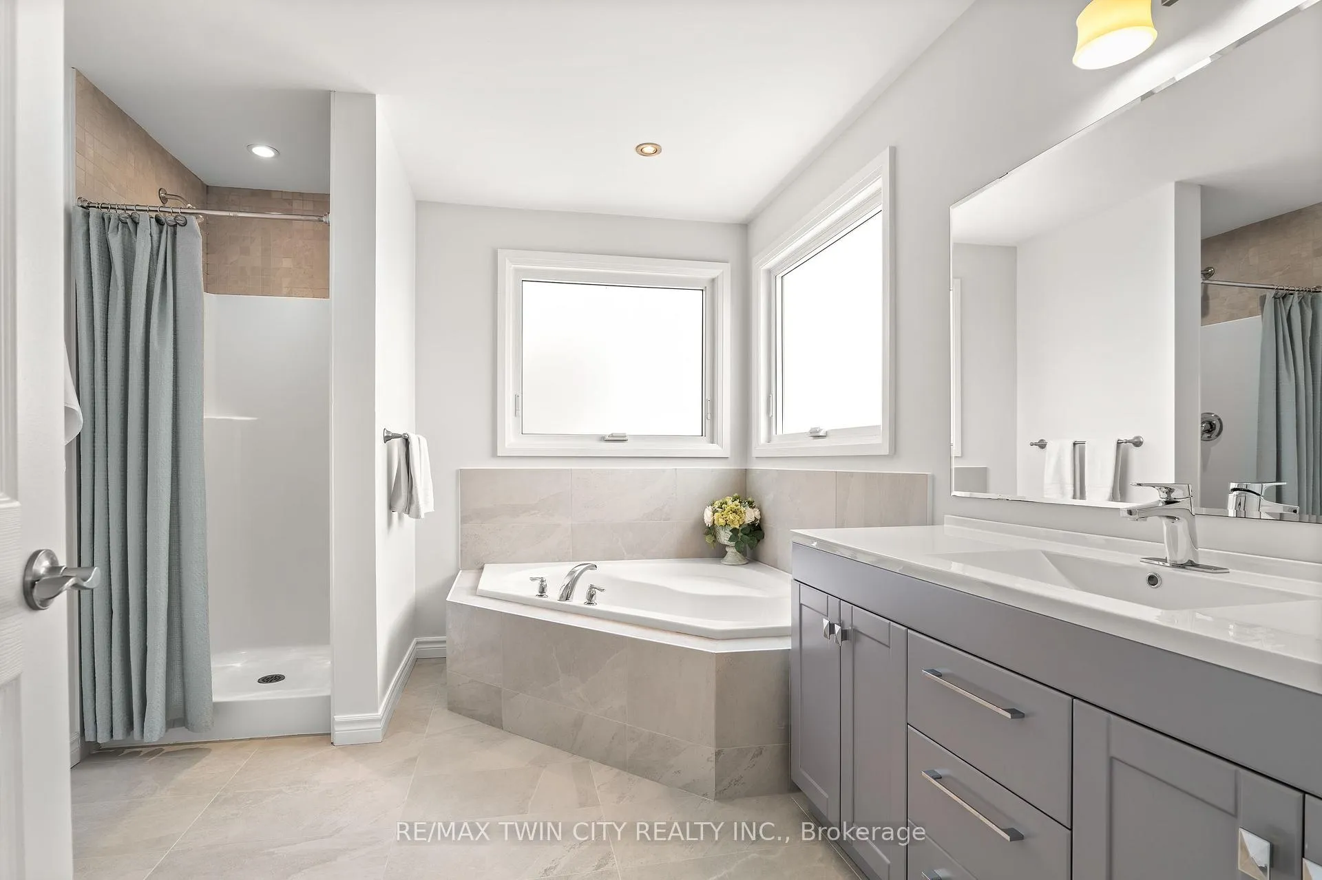 Photo 20 of 100 Pebblecreek Drive, Kitchener — HOMEH