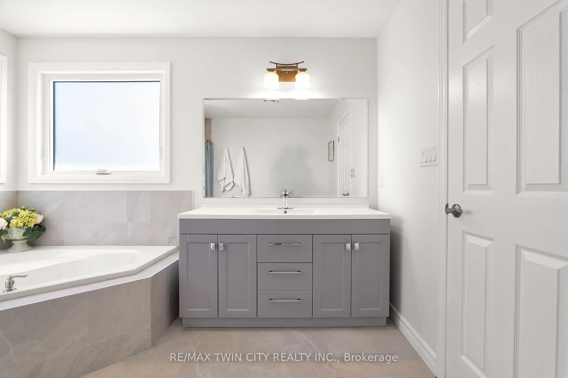 Photo 21 of 100 Pebblecreek Drive, Kitchener — HOMEH
