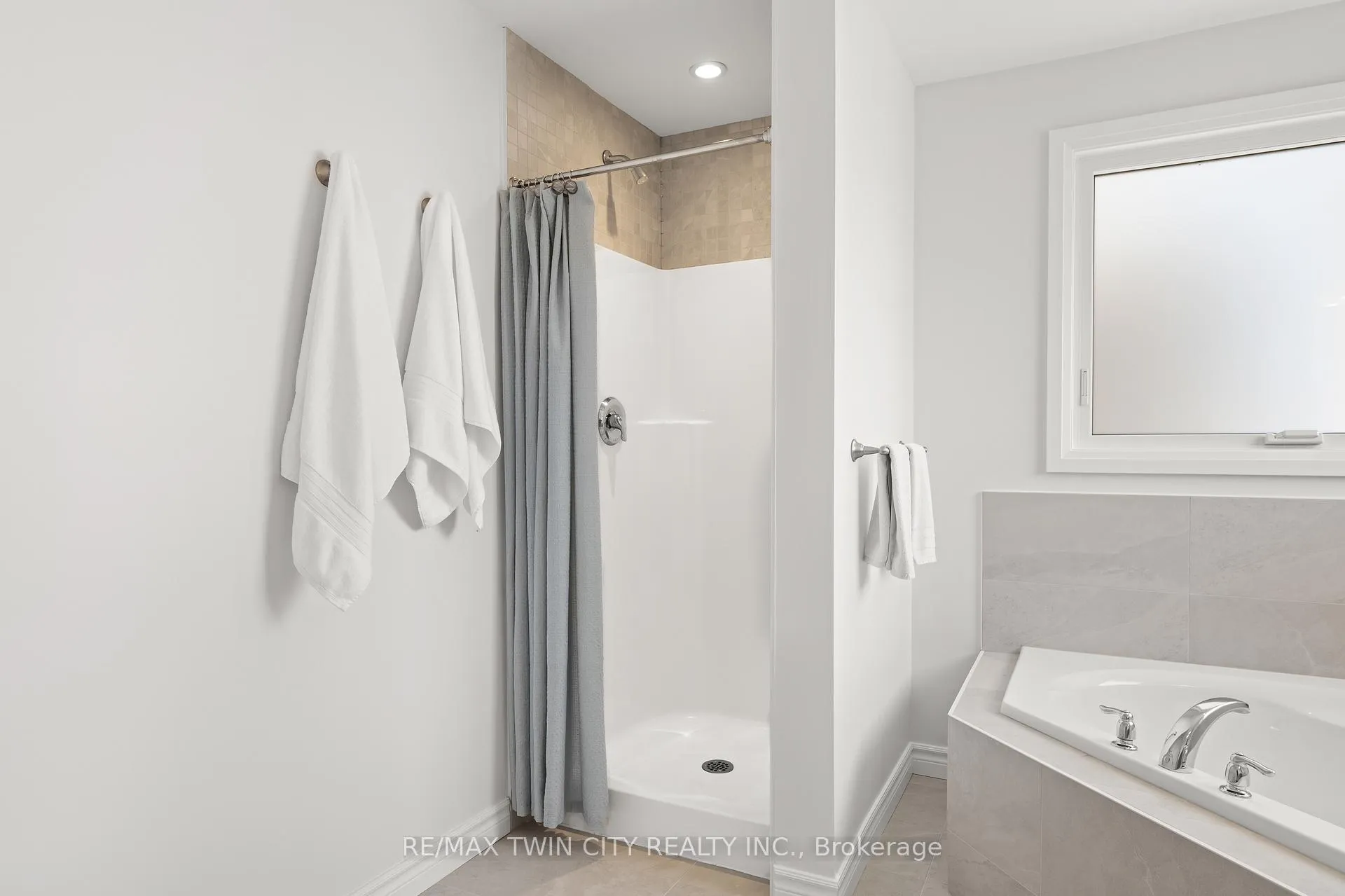 Photo 22 of 100 Pebblecreek Drive, Kitchener — HOMEH
