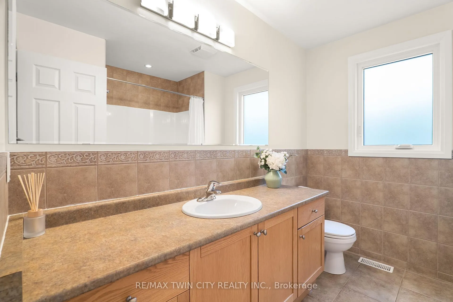 Photo 26 of 100 Pebblecreek Drive, Kitchener — HOMEH