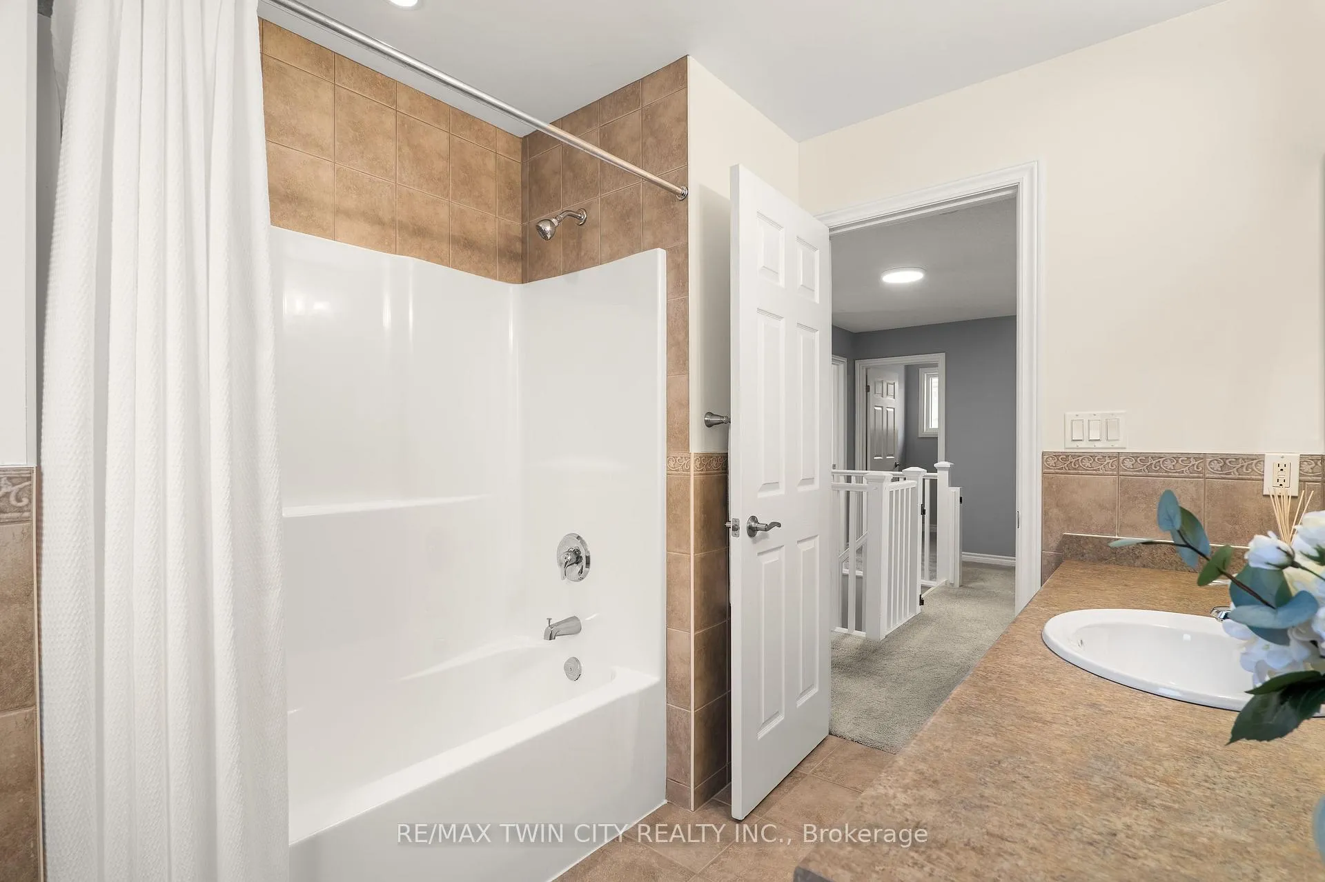 Photo 27 of 100 Pebblecreek Drive, Kitchener — HOMEH