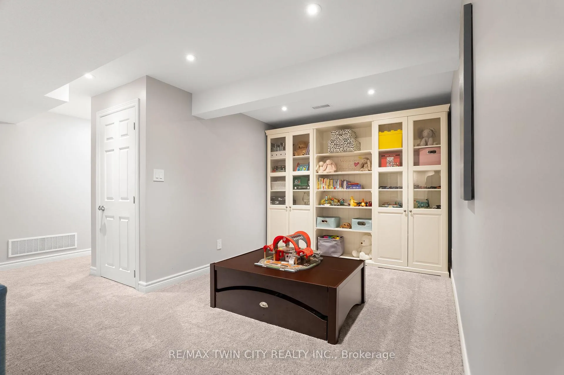 Photo 31 of 100 Pebblecreek Drive, Kitchener — HOMEH