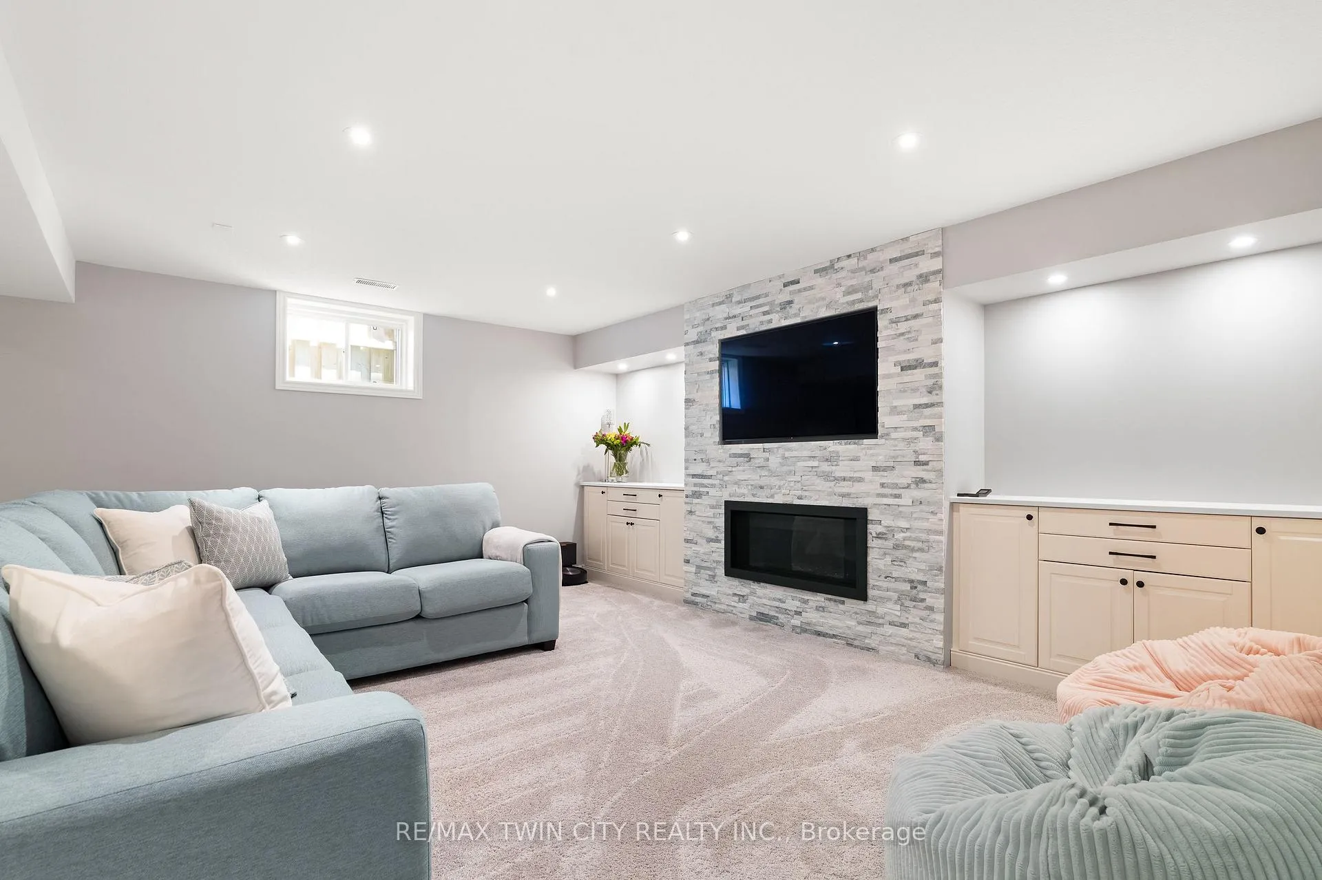 Photo 32 of 100 Pebblecreek Drive, Kitchener — HOMEH