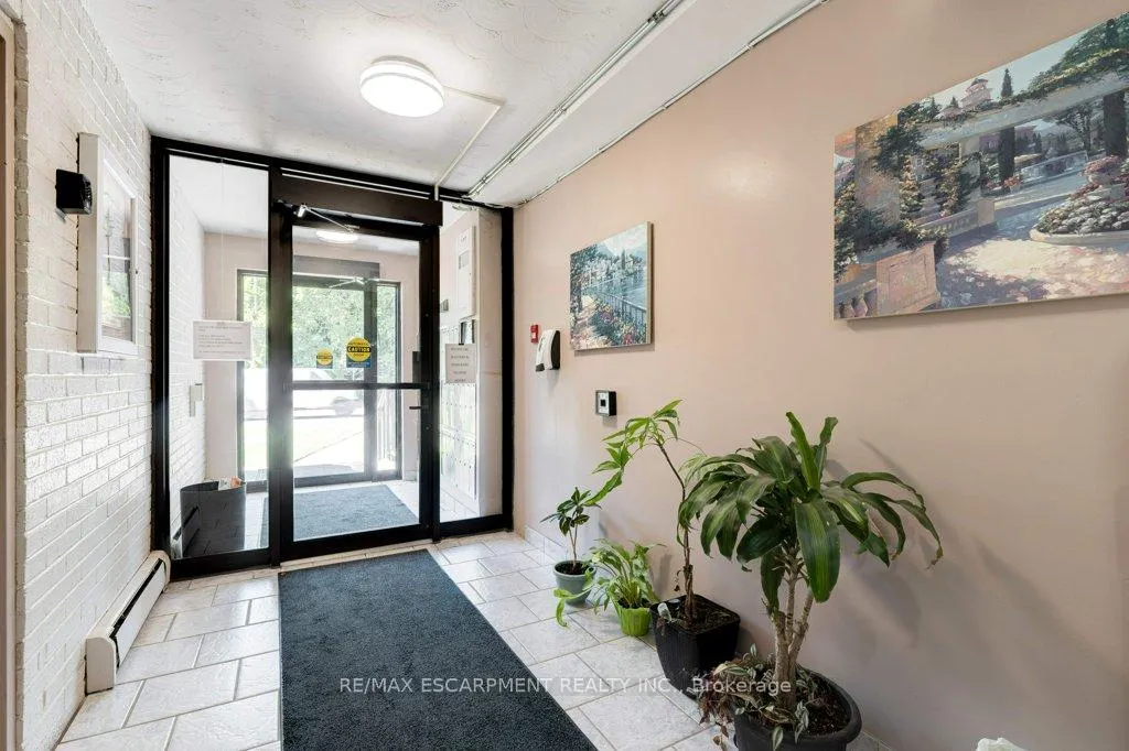 Photo 4 of Unit 17, 2373 King Street E, Hamilton, Glenview — HOMEH