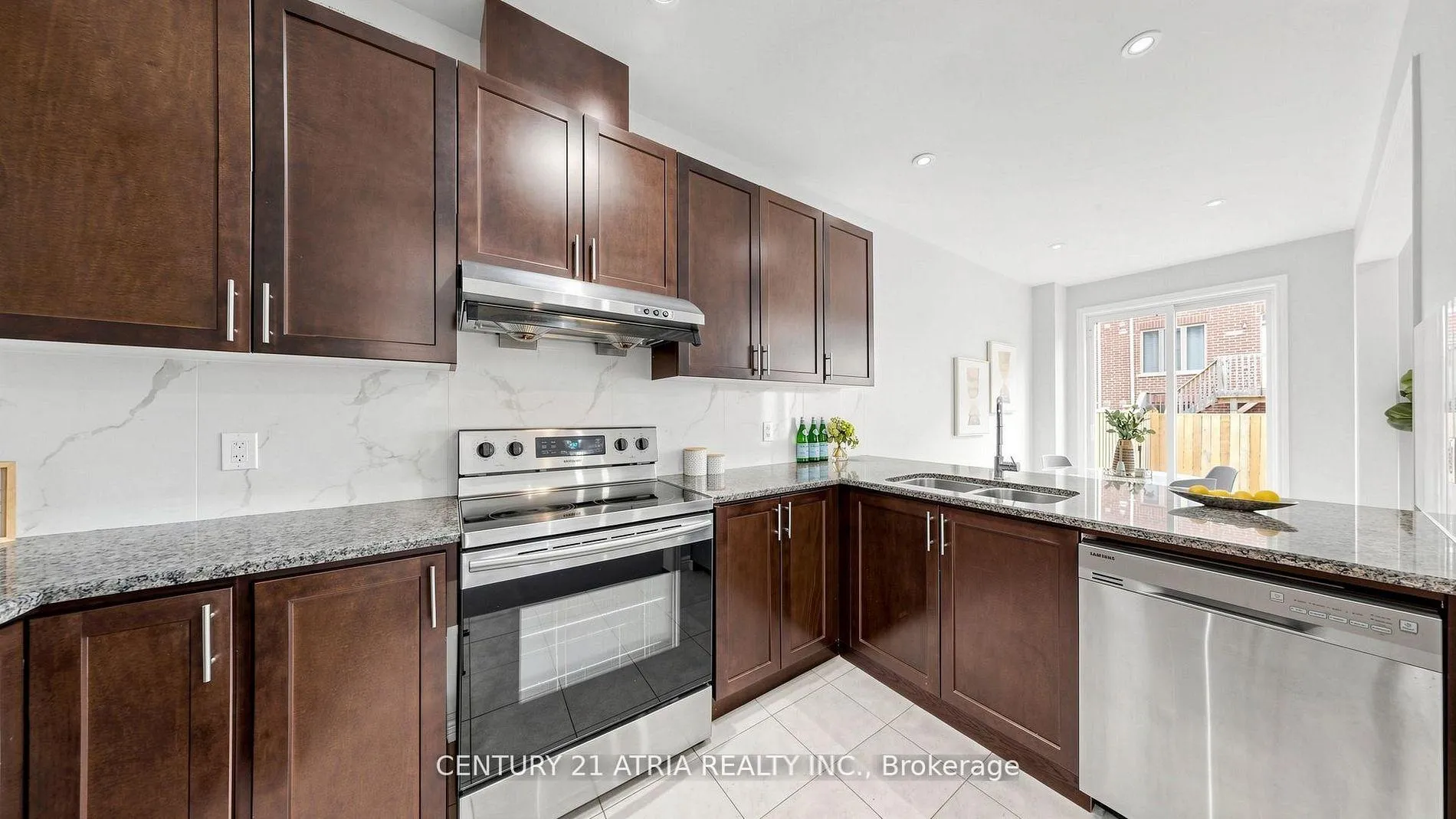 Photo 12 of 37 Capreol Avenue, Aurora, Rural Aurora — HOMEH