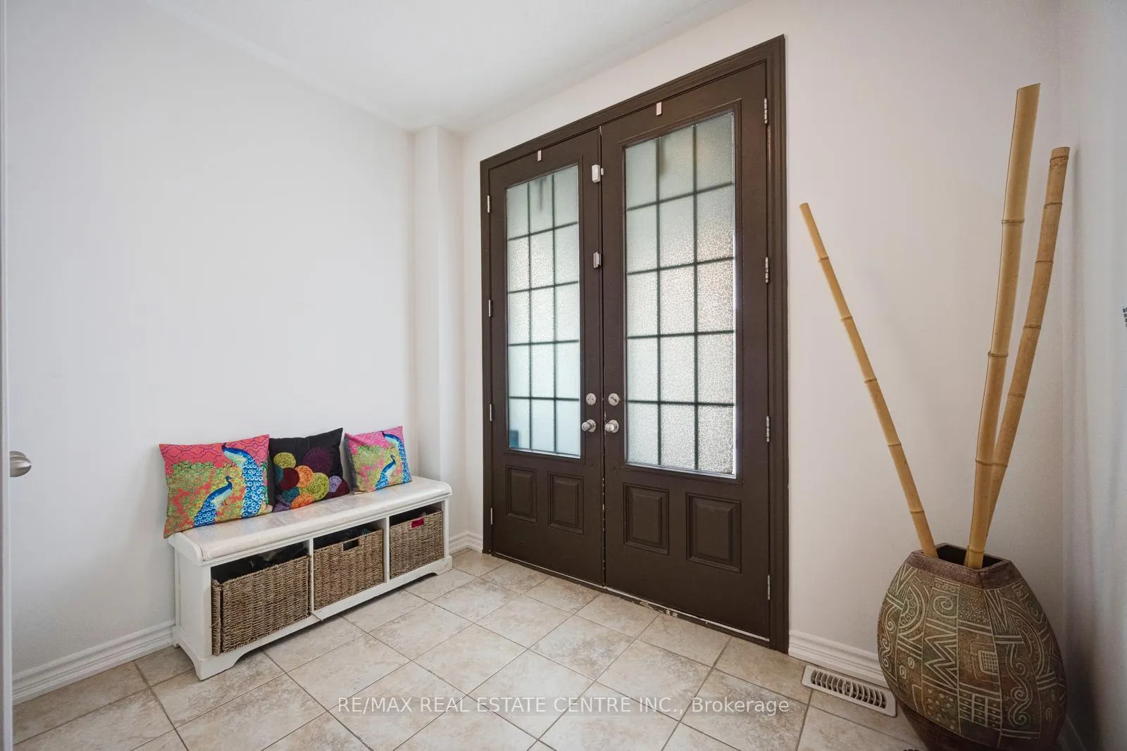 Photo 5 of 19 Mediterranean Crescent, Brampton, Bram West — HOMEH