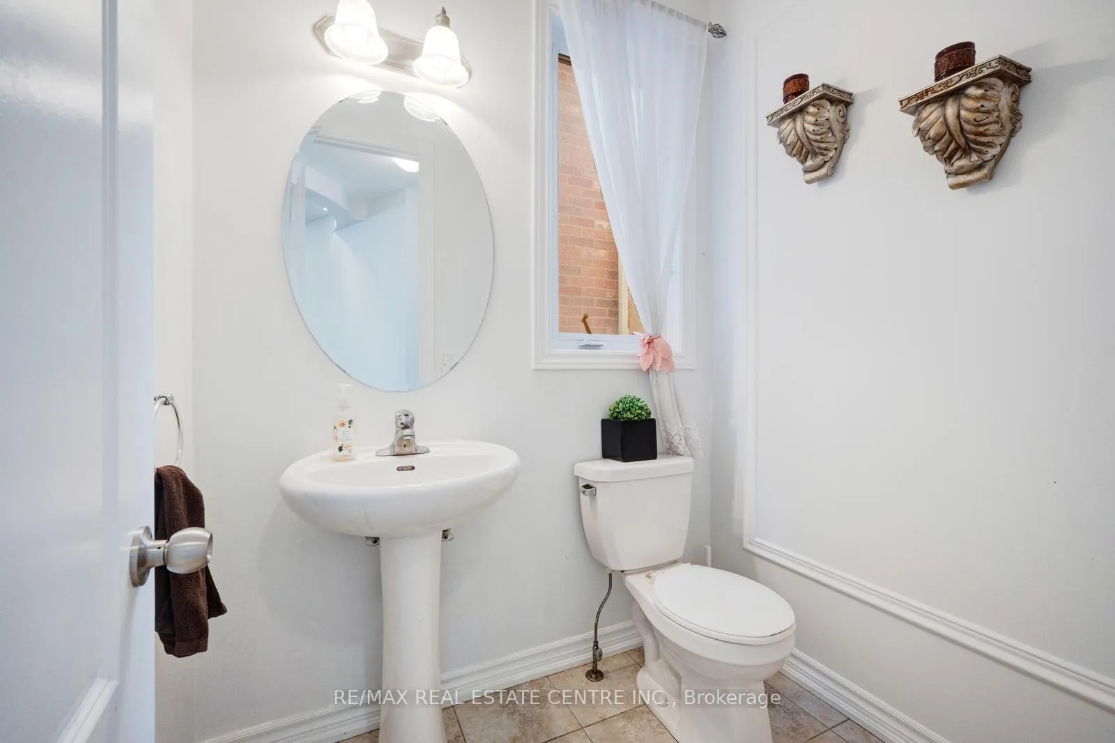 Photo 7 of 19 Mediterranean Crescent, Brampton, Bram West — HOMEH