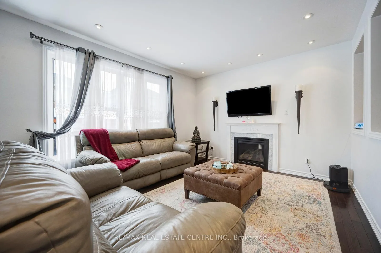 Photo 12 of 19 Mediterranean Crescent, Brampton, Bram West — HOMEH