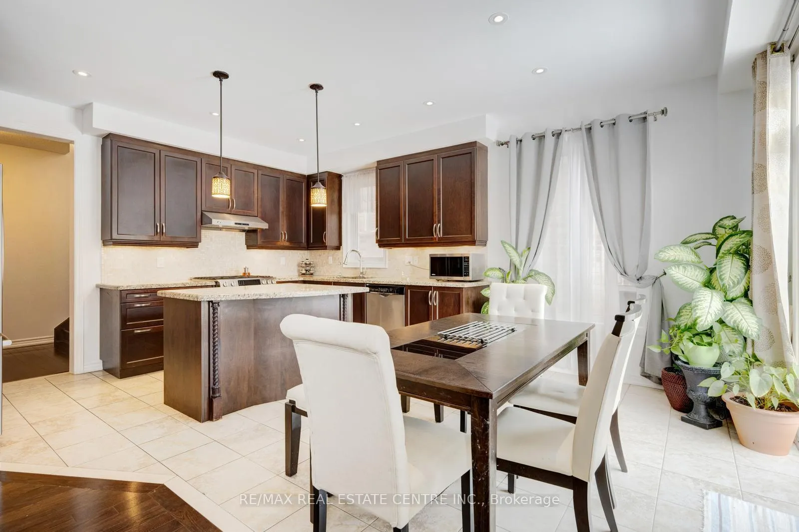 Photo 15 of 19 Mediterranean Crescent, Brampton, Bram West — HOMEH