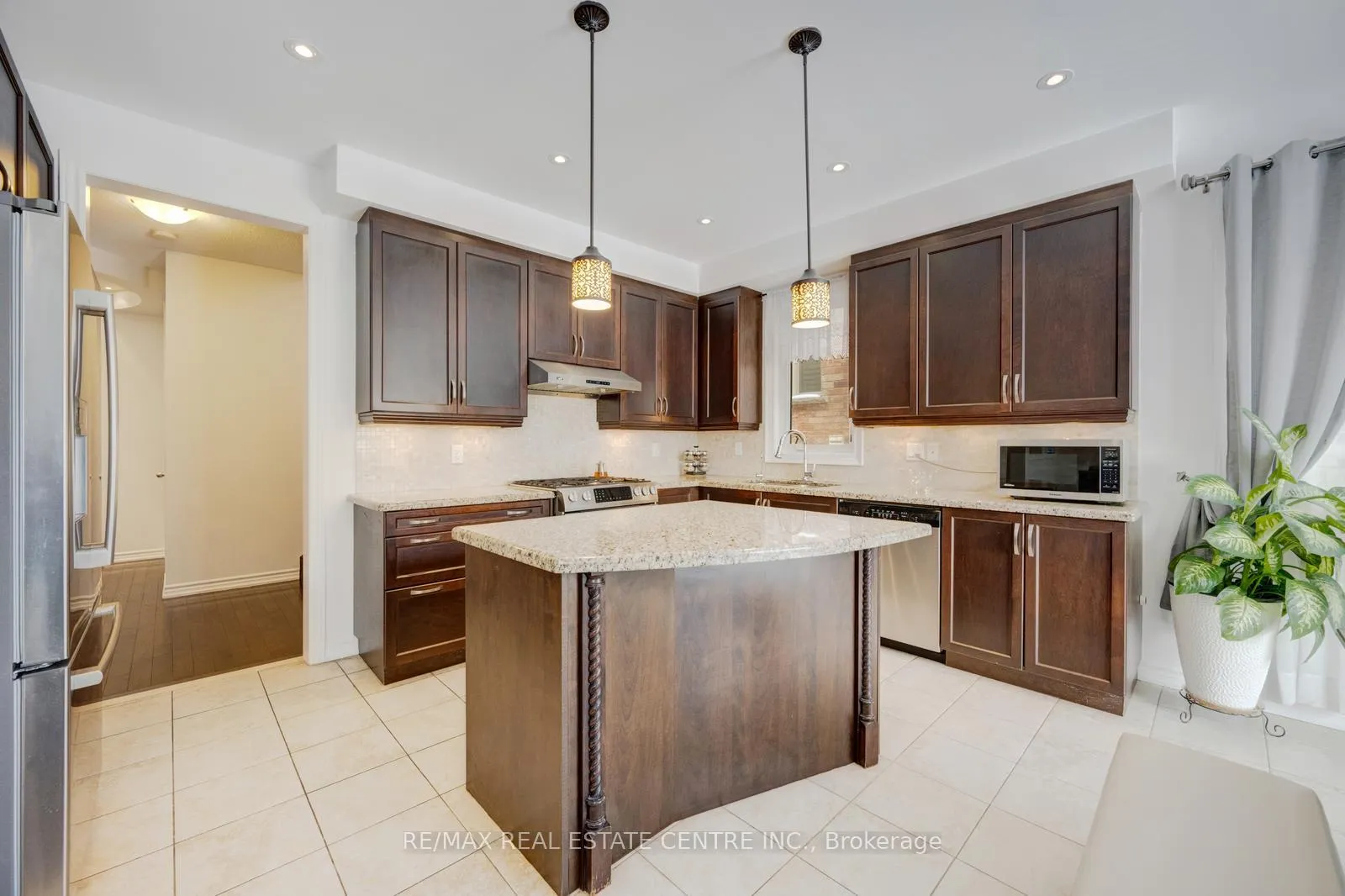Photo 16 of 19 Mediterranean Crescent, Brampton, Bram West — HOMEH
