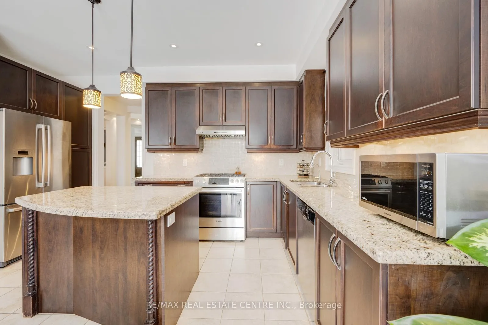 Photo 17 of 19 Mediterranean Crescent, Brampton, Bram West — HOMEH