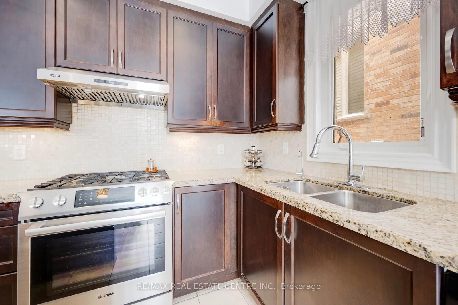 Photo 18 of 19 Mediterranean Crescent, Brampton, Bram West — HOMEH